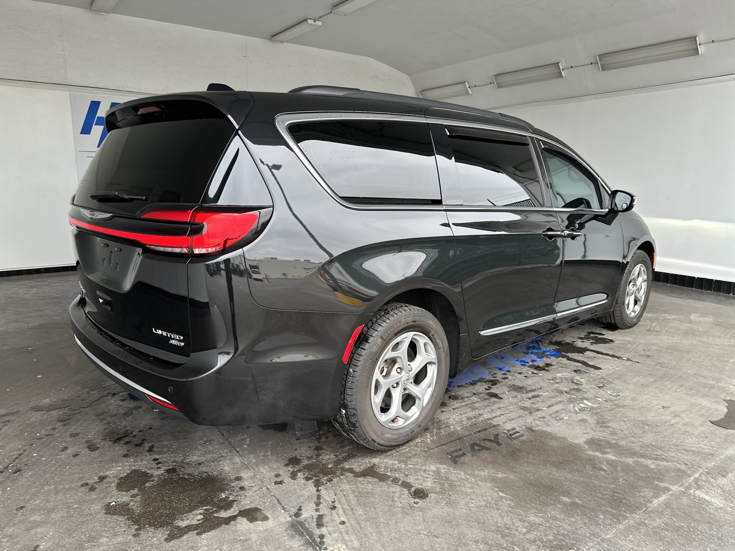 2023 Chrysler Pacifica Limited photo 4