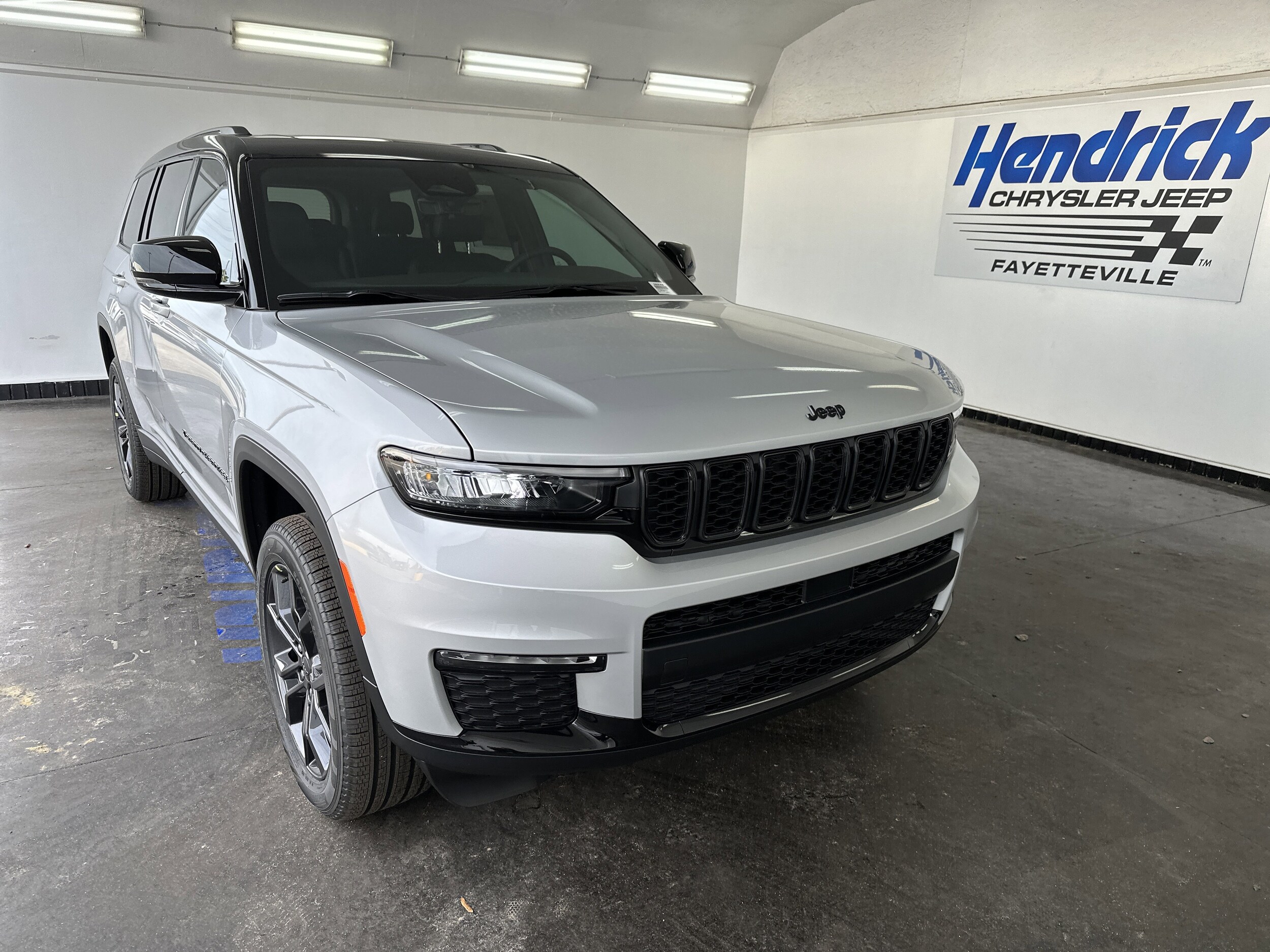 2025 Jeep Grand Cherokee Limited photo 2