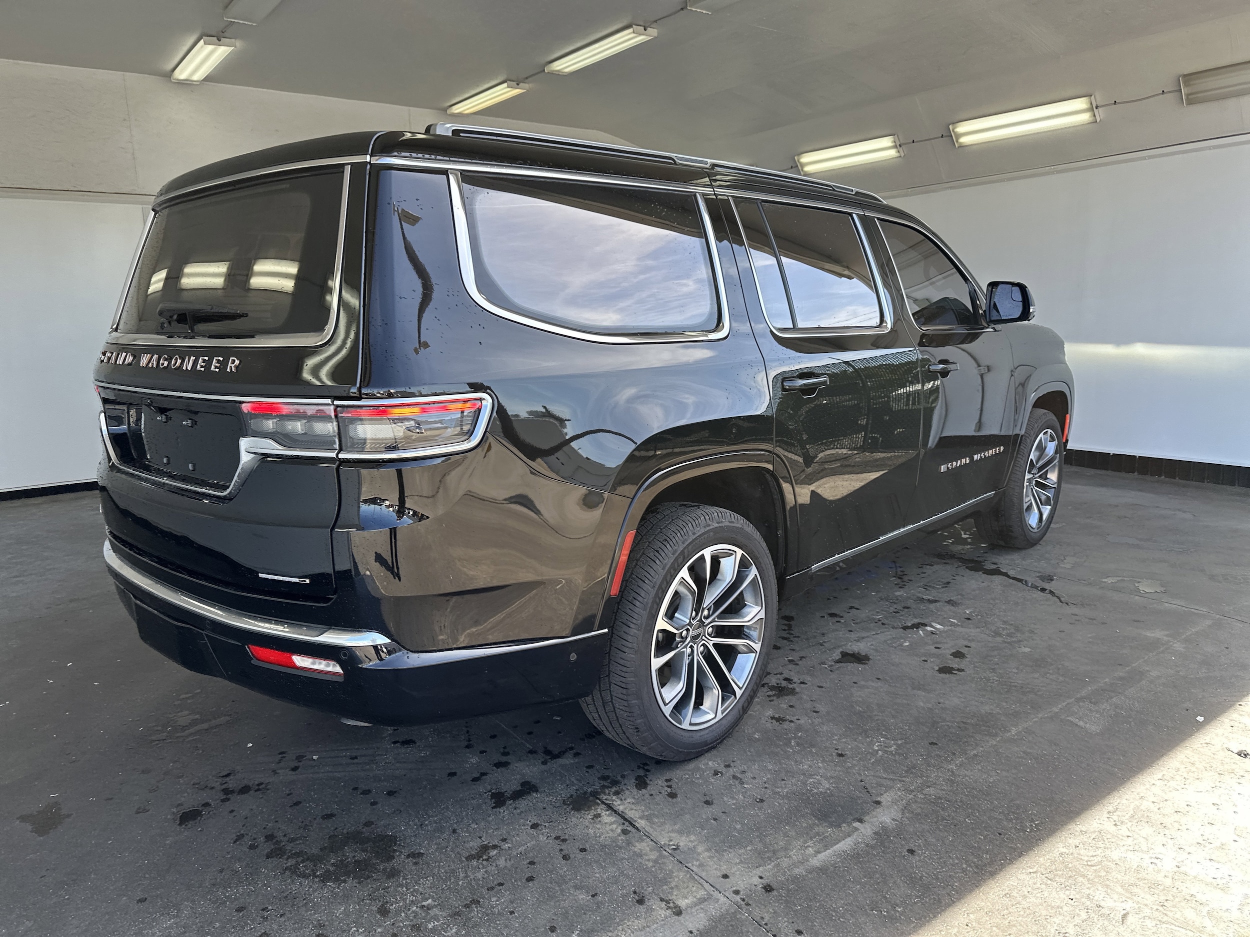 2022 Jeep Grand Wagoneer Series III photo 3