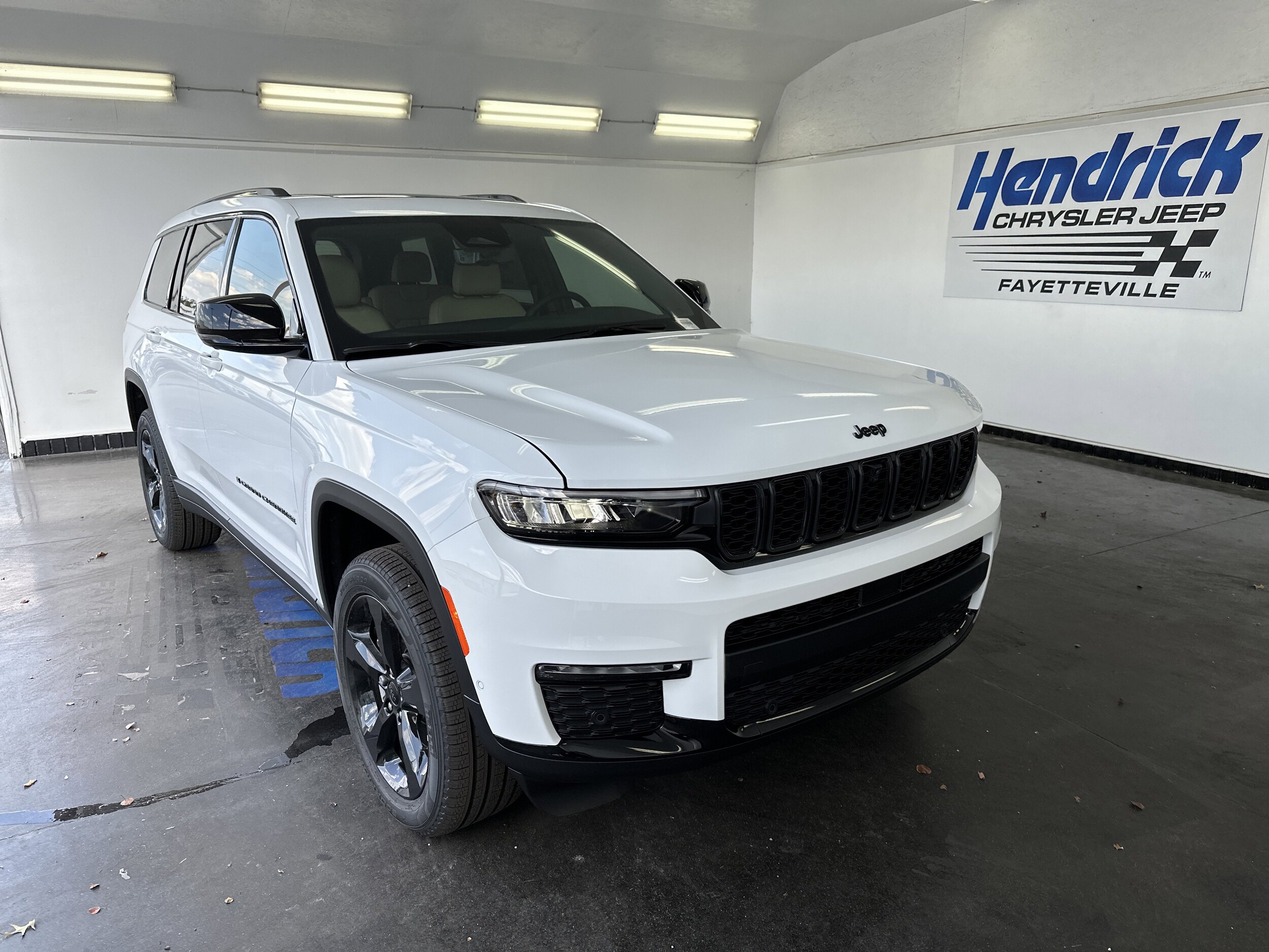 2025 Jeep Grand Cherokee Limited photo 2