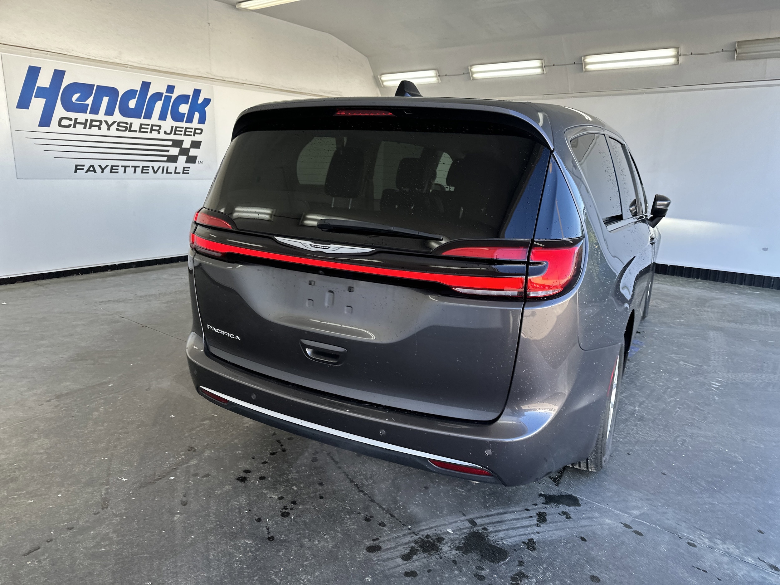 2023 Chrysler Pacifica Touring L photo 3
