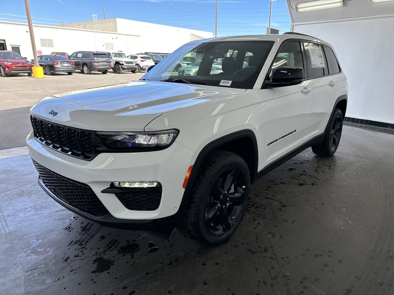 2025 Jeep Grand Cherokee Limited photo 3