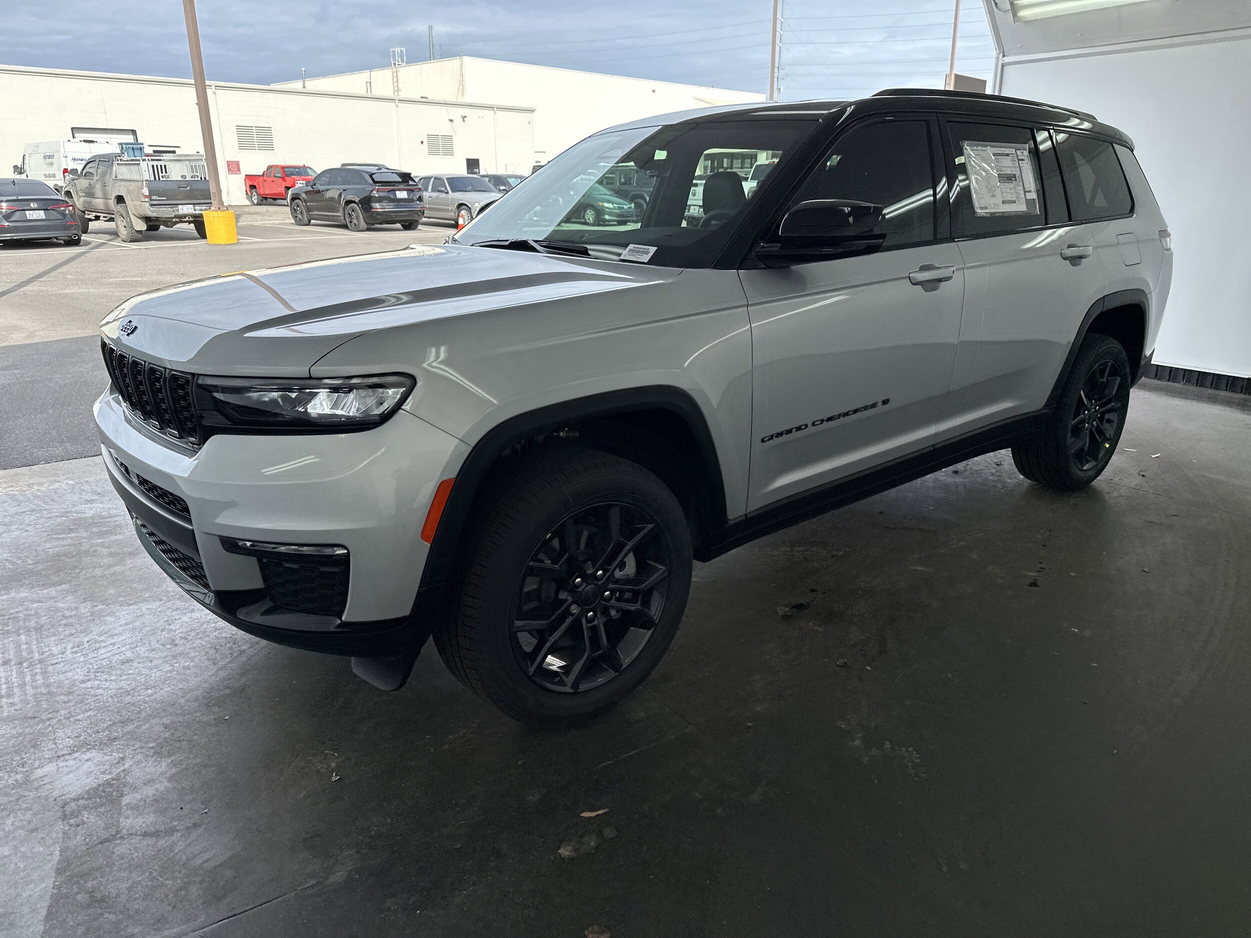 2025 Jeep Grand Cherokee Limited photo 3
