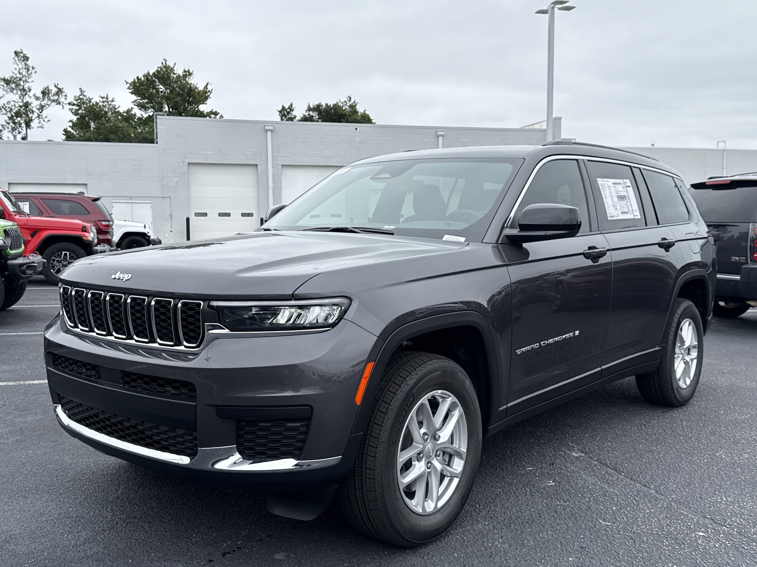 2025 Jeep Grand Cherokee Laredo X photo 3
