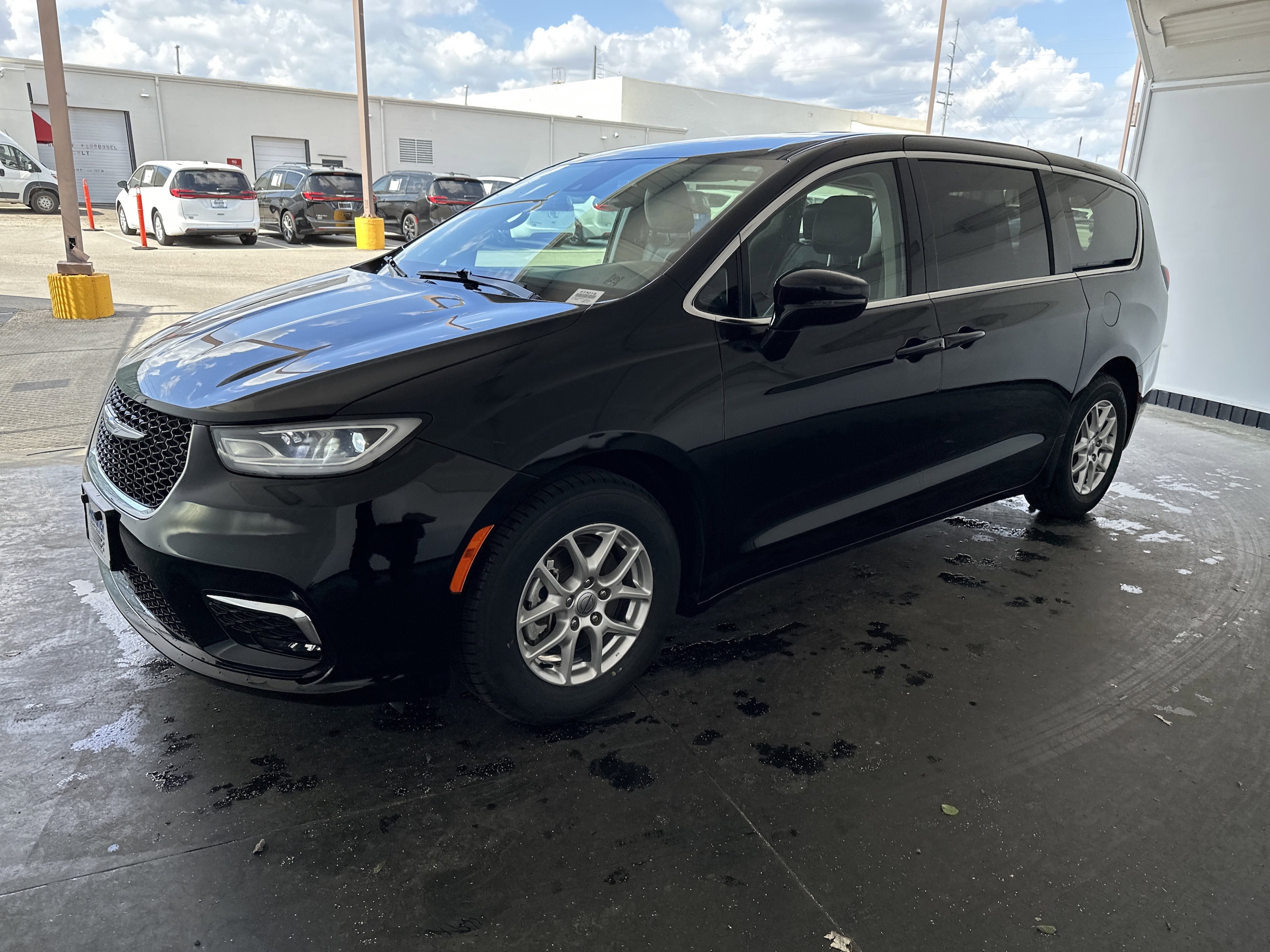 2024 Chrysler Pacifica Touring L photo 2