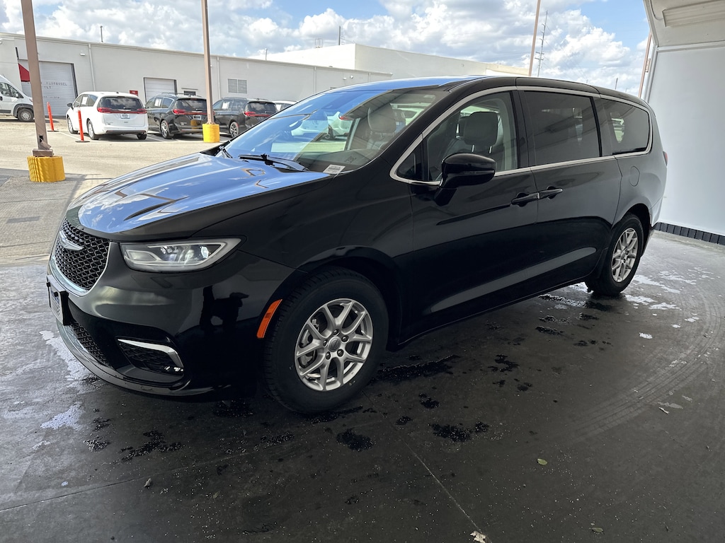 Used 2024 Chrysler Pacifica Touring L Minivan