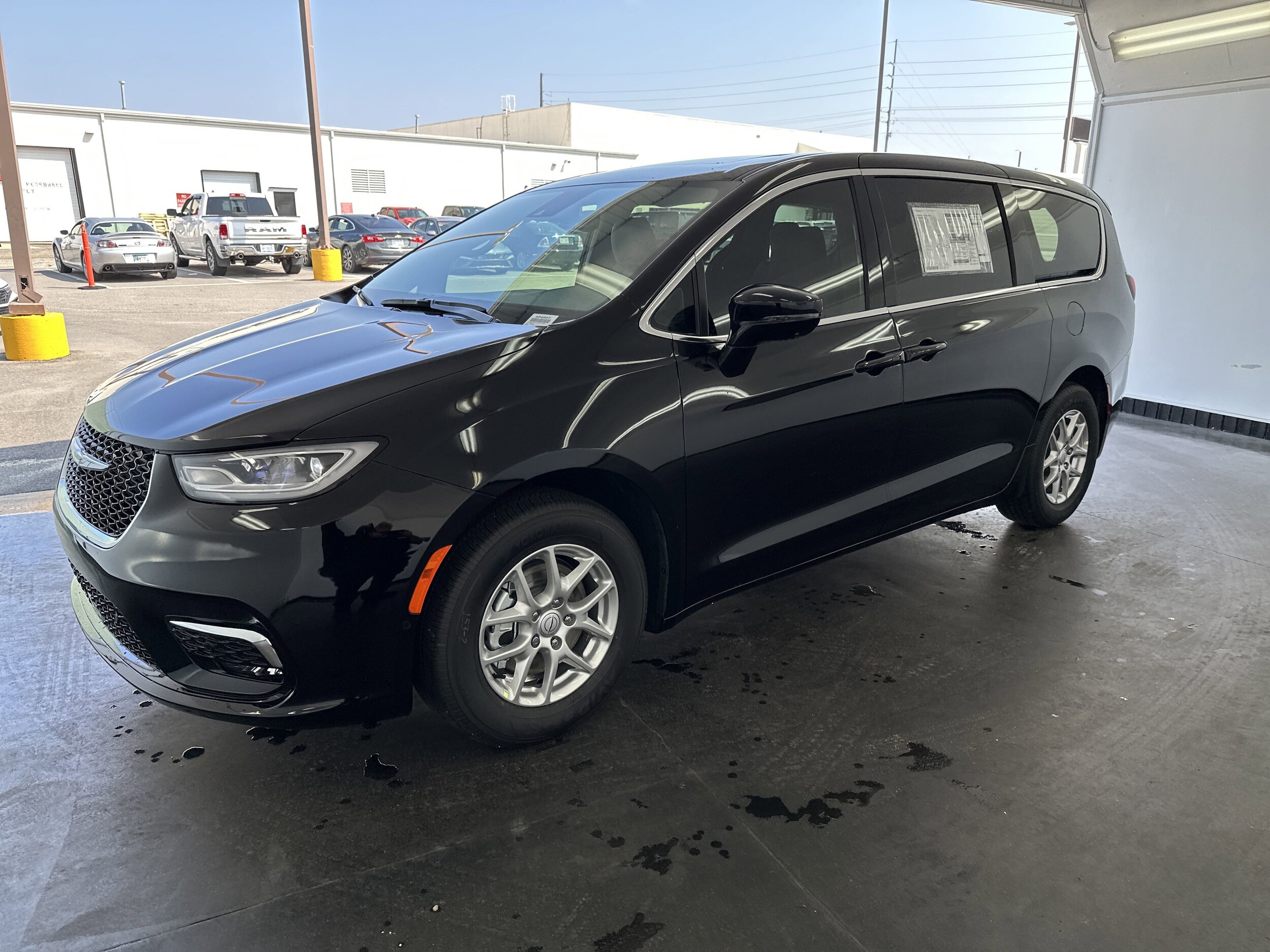 2025 Chrysler Pacifica photo 3