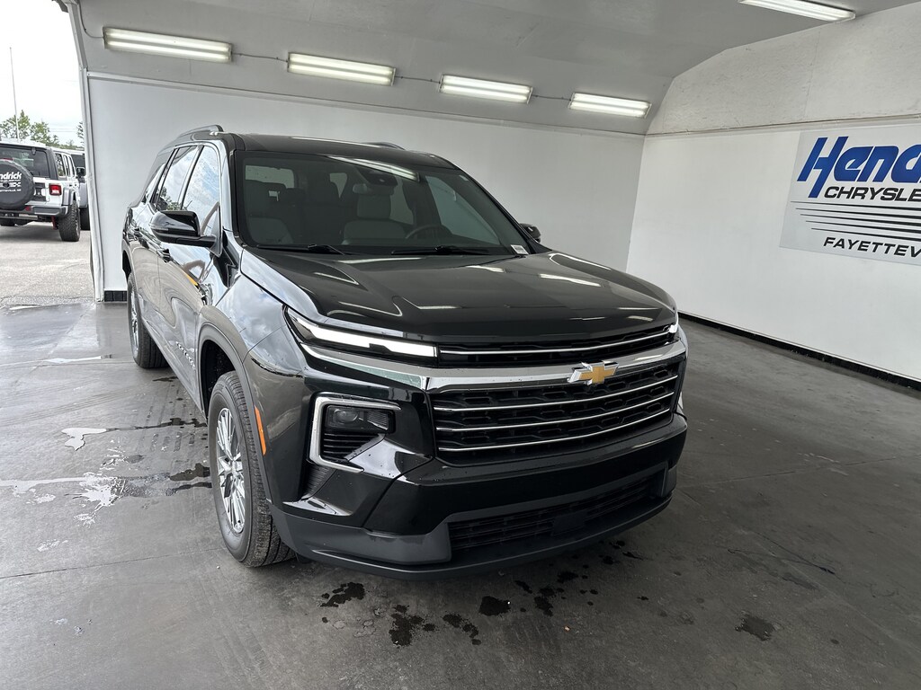 Used 2025 Chevrolet Traverse FWD LT SUV