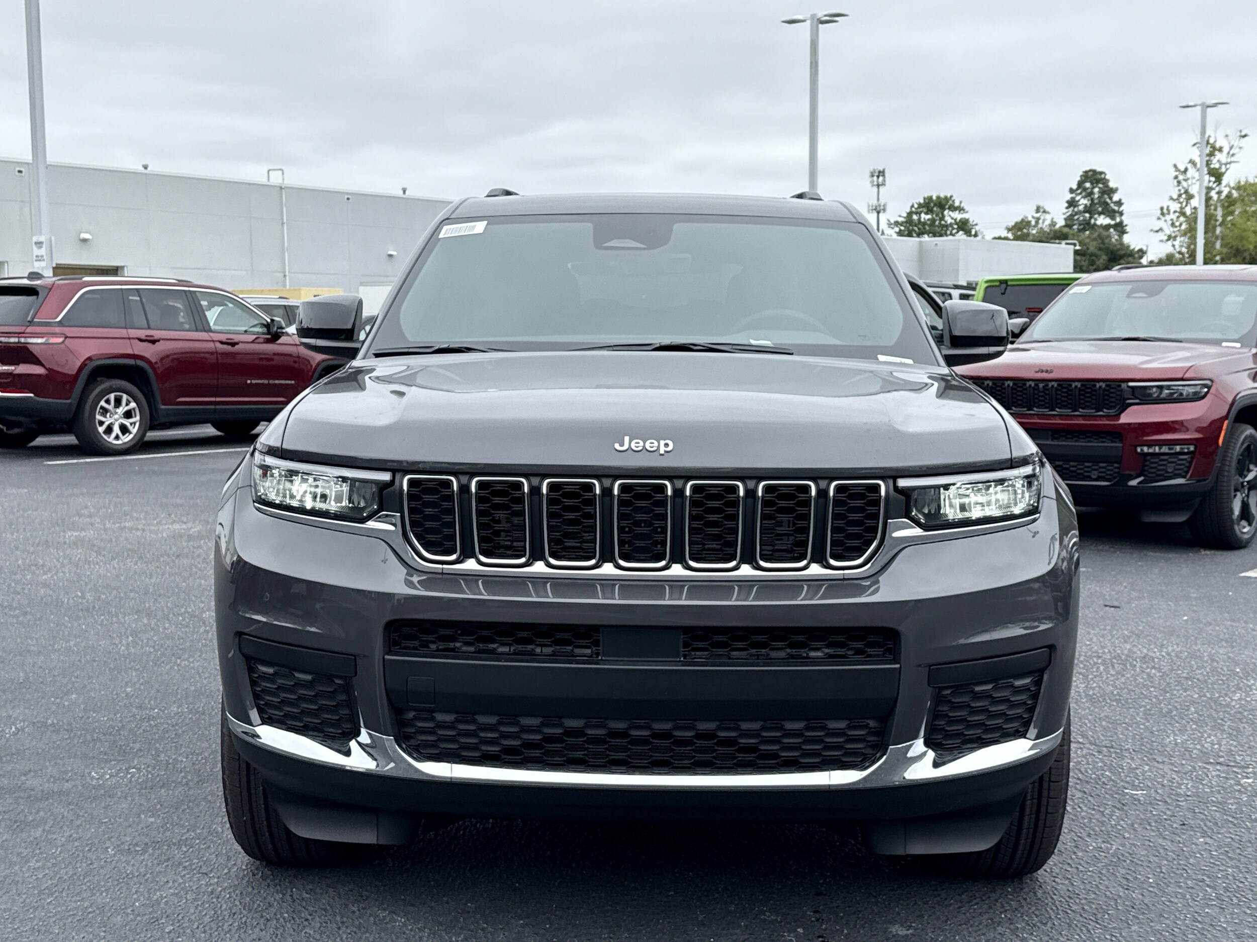 2025 Jeep Grand Cherokee Laredo X photo 2