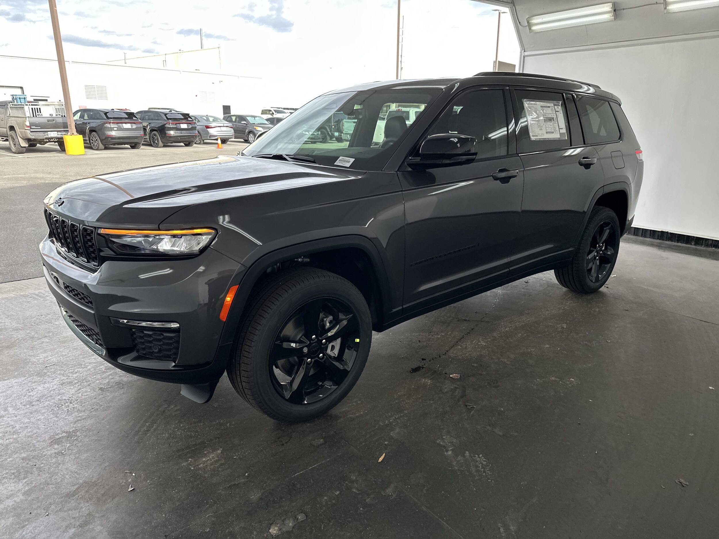 2025 Jeep Grand Cherokee Limited photo 3