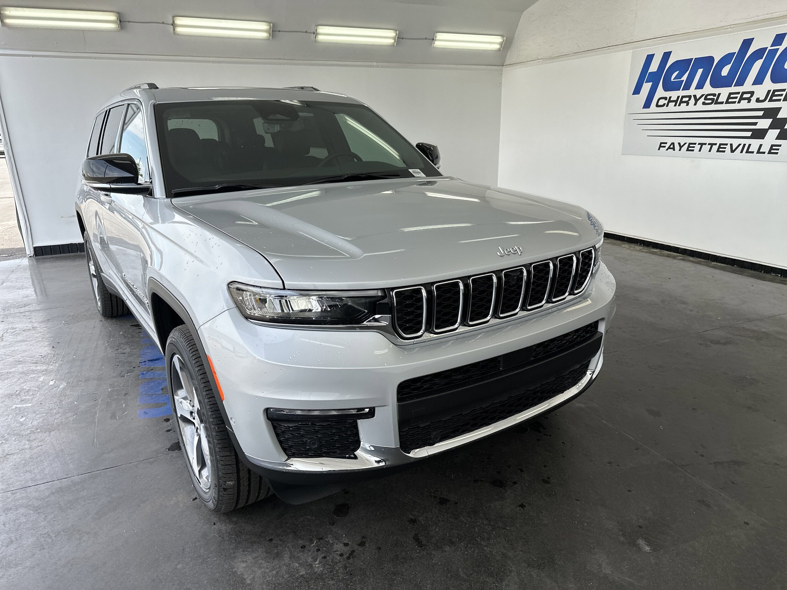 2025 Jeep Grand Cherokee Limited photo 2