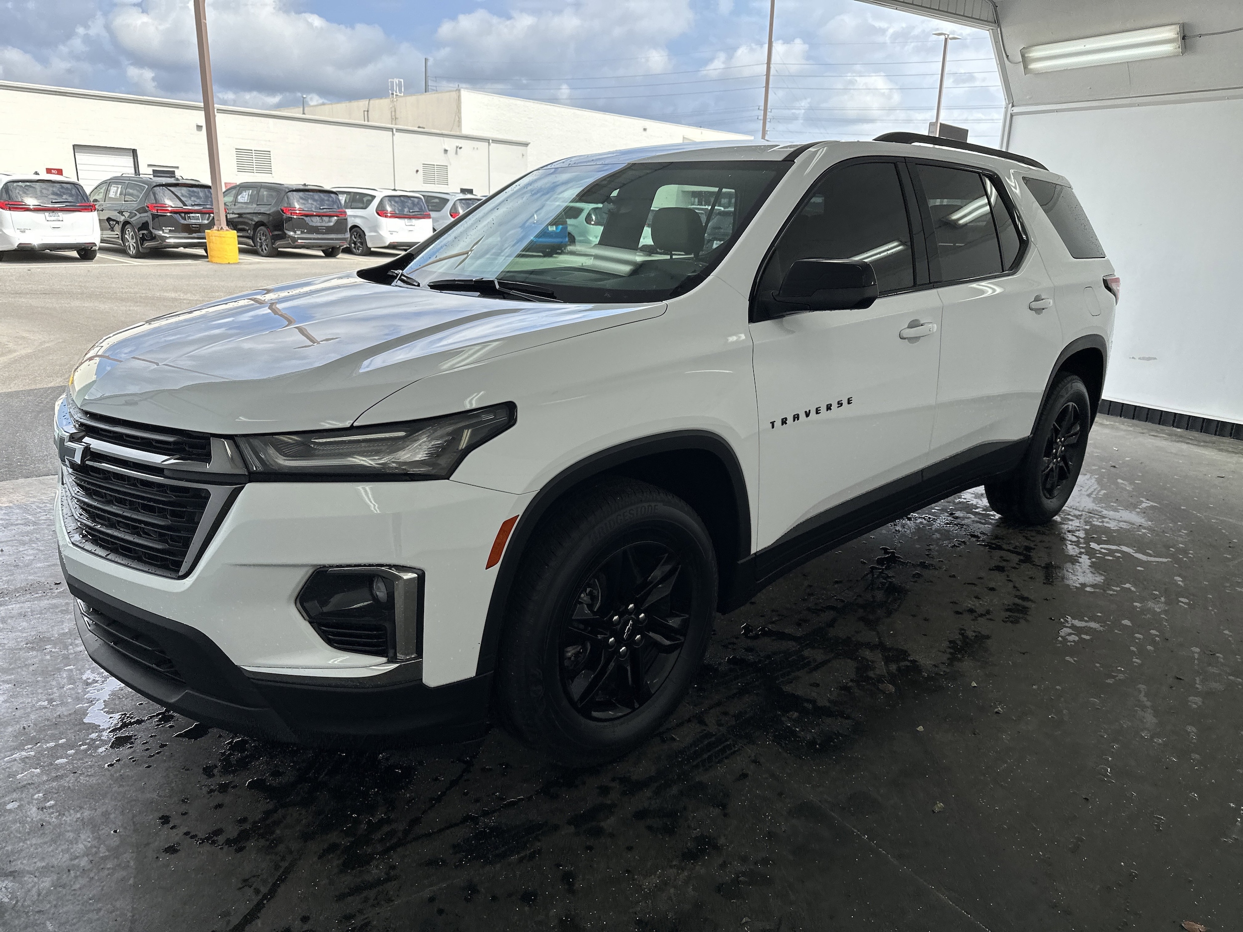 2023 Chevrolet Traverse LS photo 2