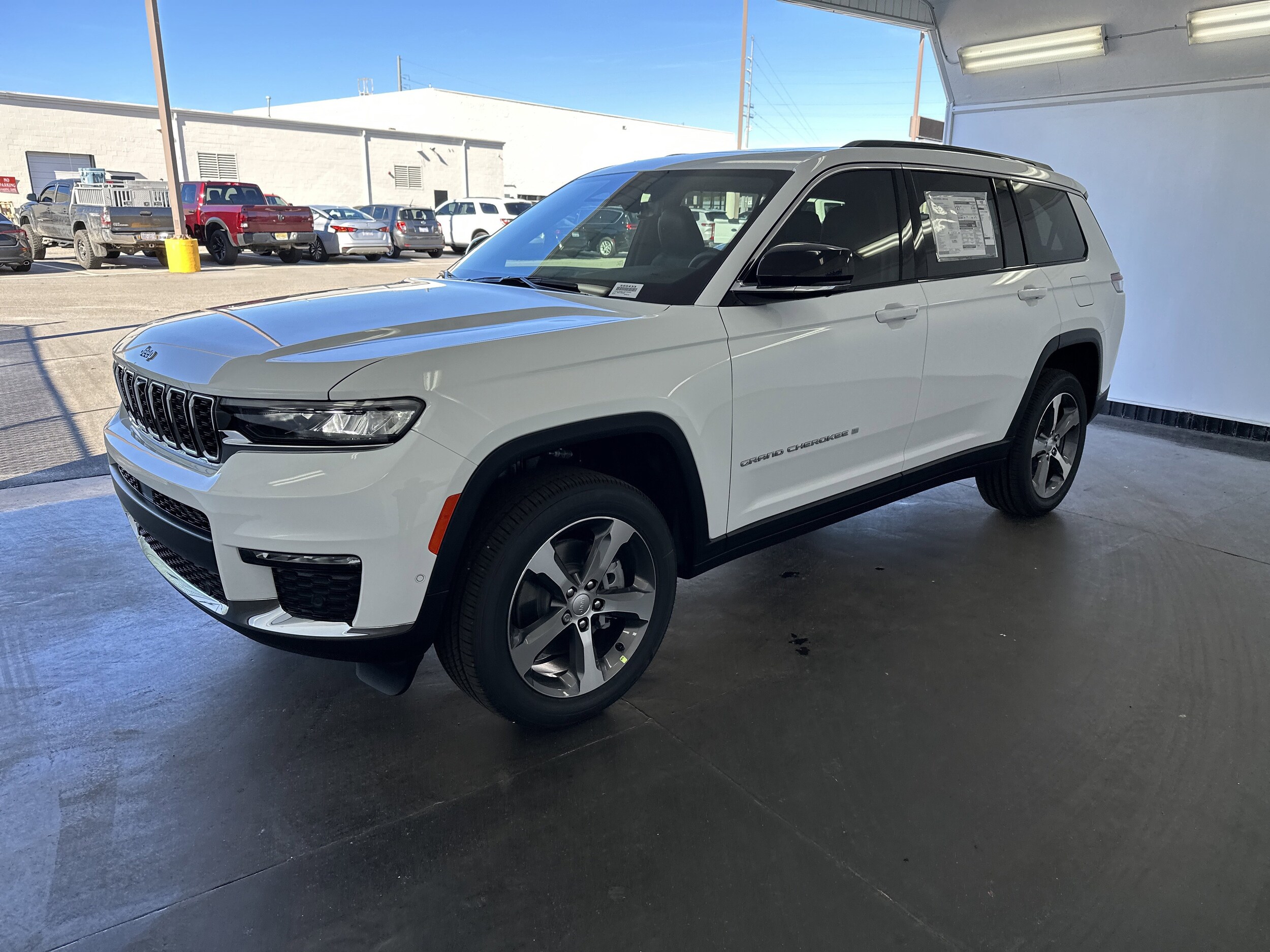 2025 Jeep Grand Cherokee Limited photo 2