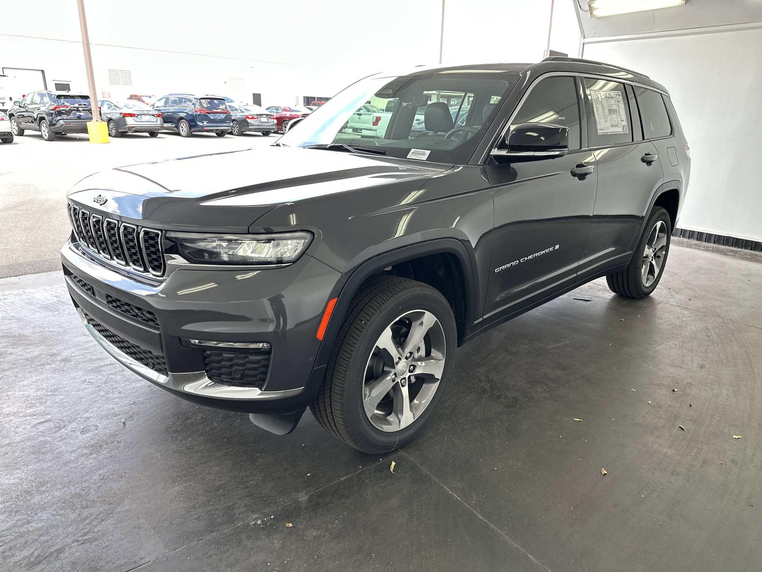 2025 Jeep Grand Cherokee Limited photo 3