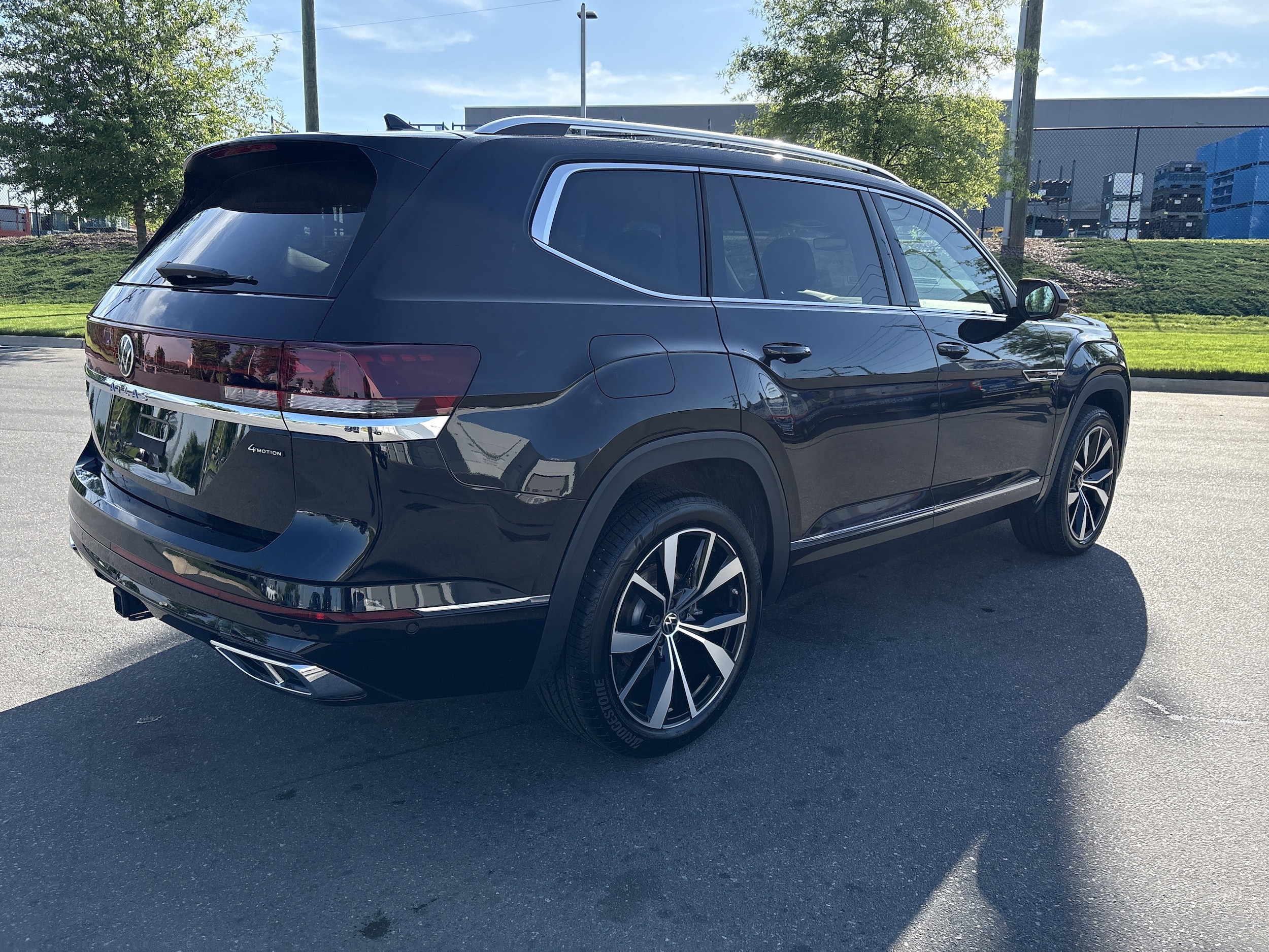 2025 Volkswagen Atlas 2.0T SEL Premium R-Line photo 3