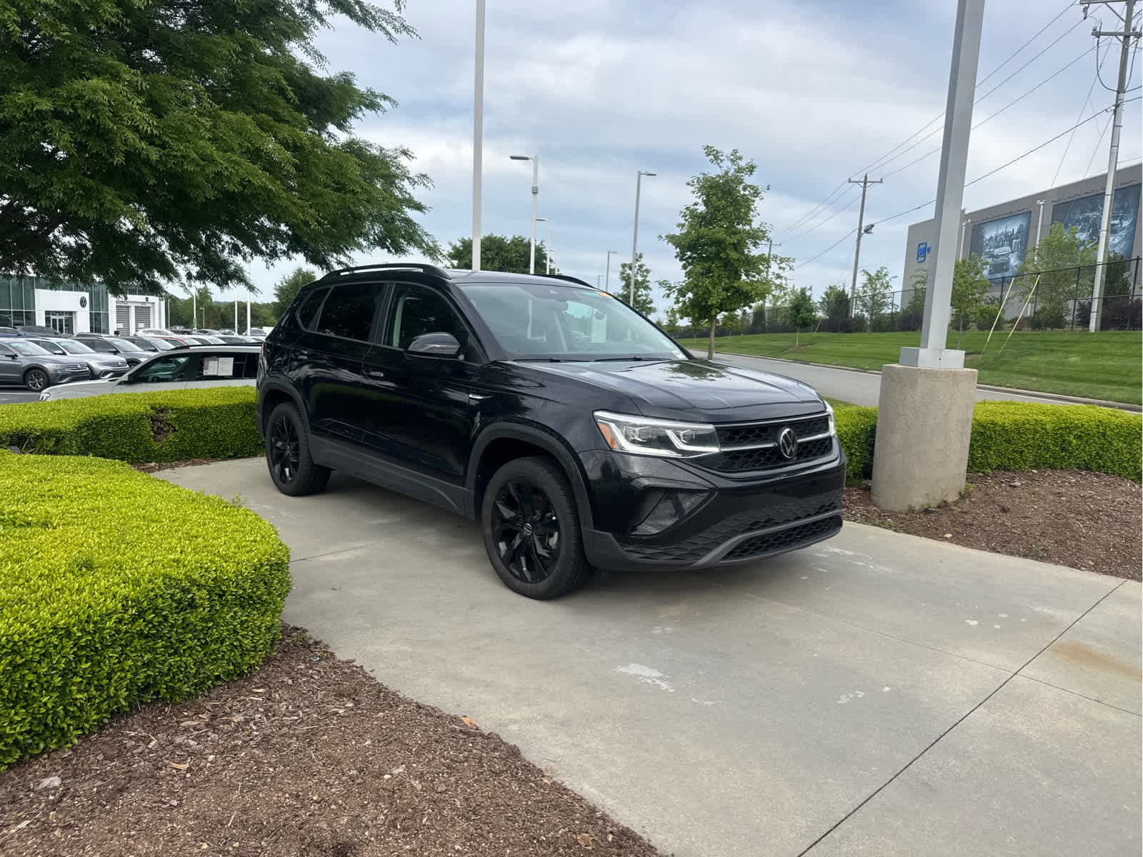 2024 Volkswagen Taos 1.5T SE Black photo 2