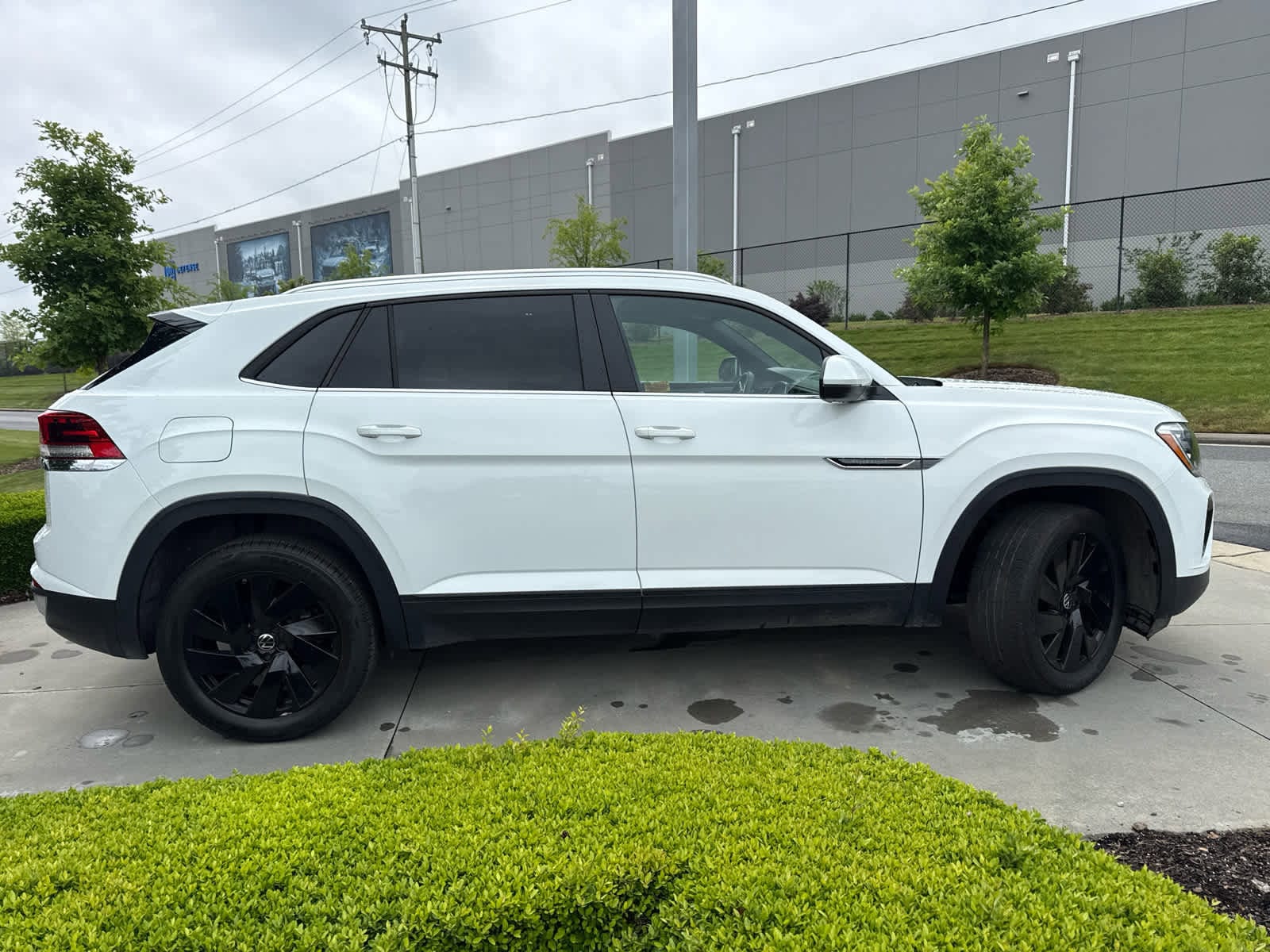 2024 Volkswagen Atlas Cross Sport 2.0T SE w/Technology photo 2