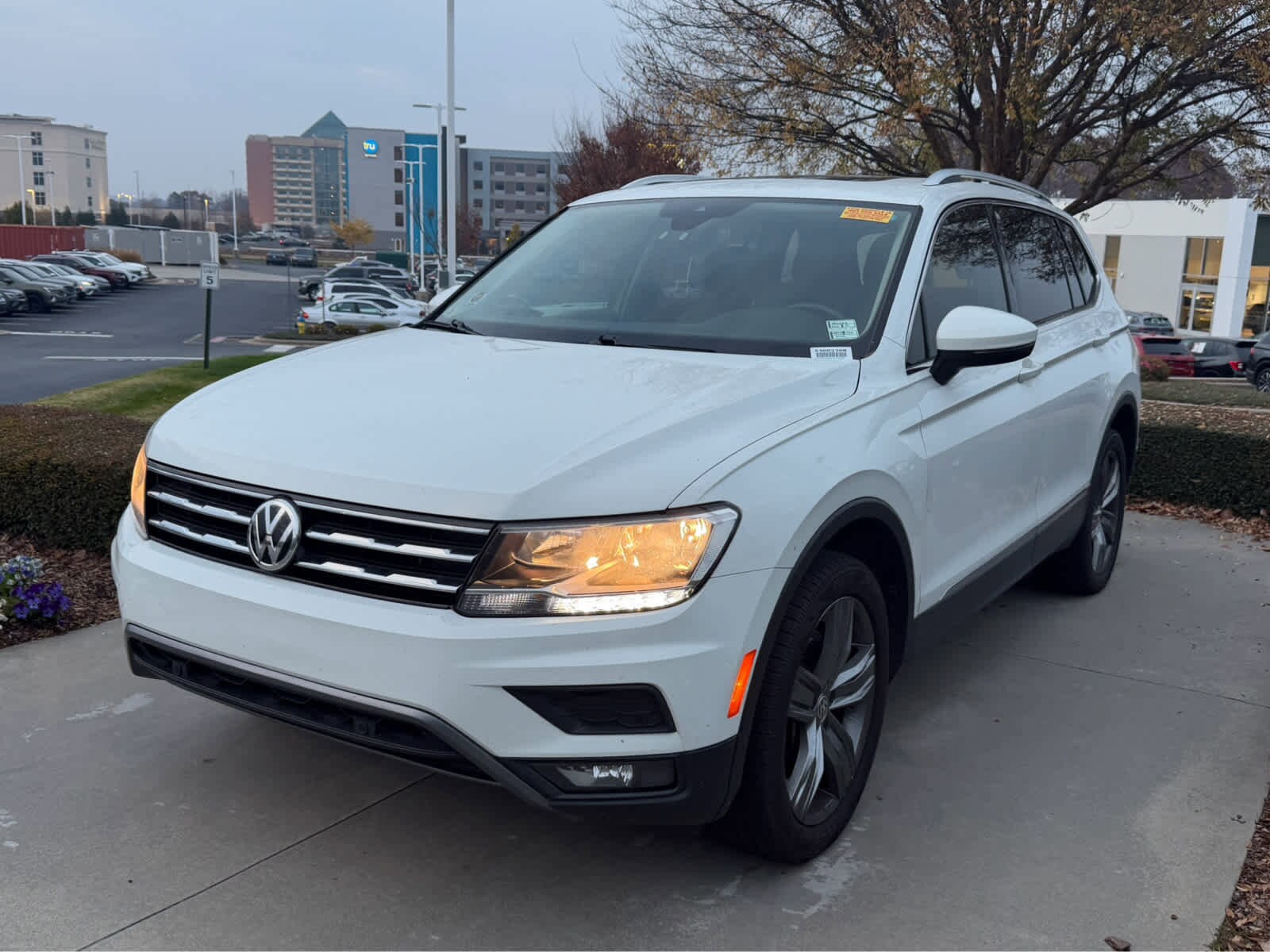 2020 Volkswagen Tiguan SEL photo 2