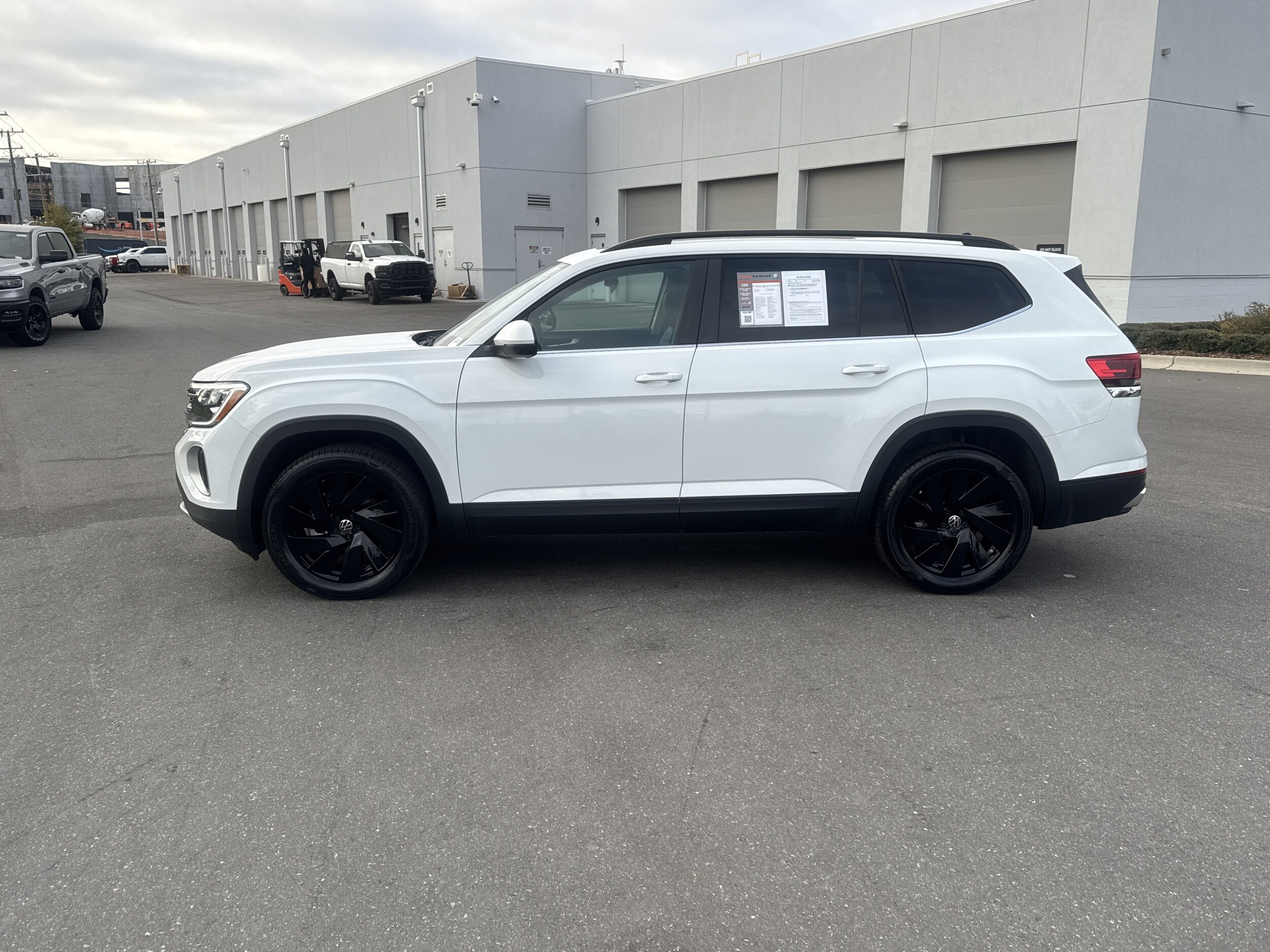 2025 Volkswagen Atlas SE Technology photo 3