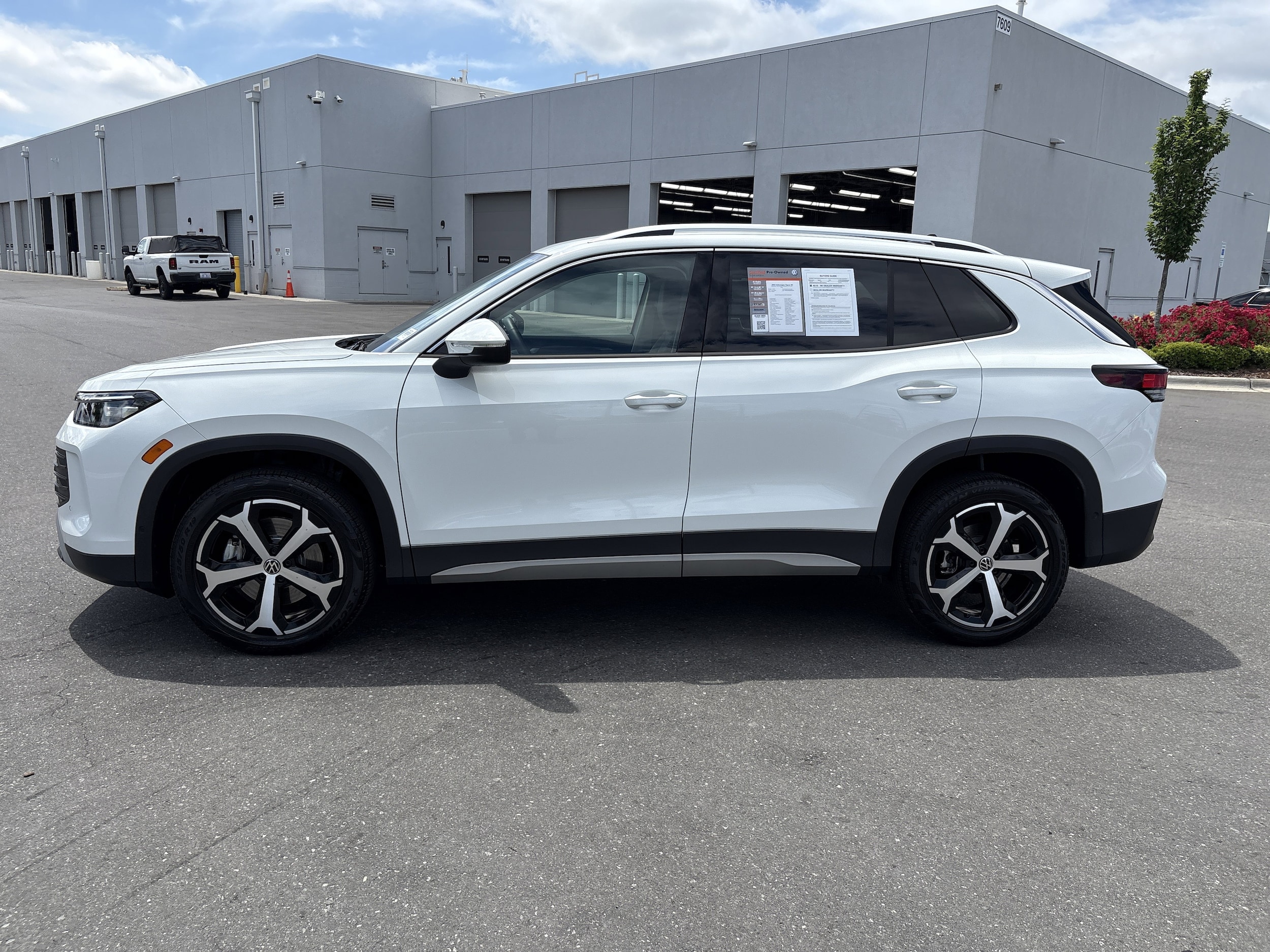 2025 Volkswagen Tiguan 2.0T SE photo 4