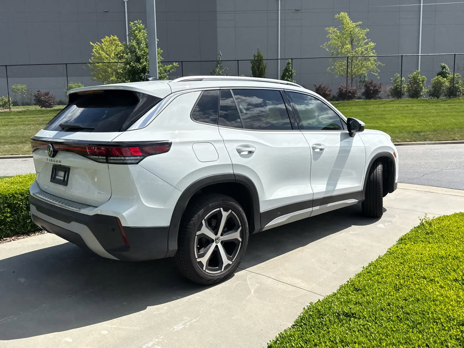 2025 Volkswagen Tiguan 2.0T SE photo 5