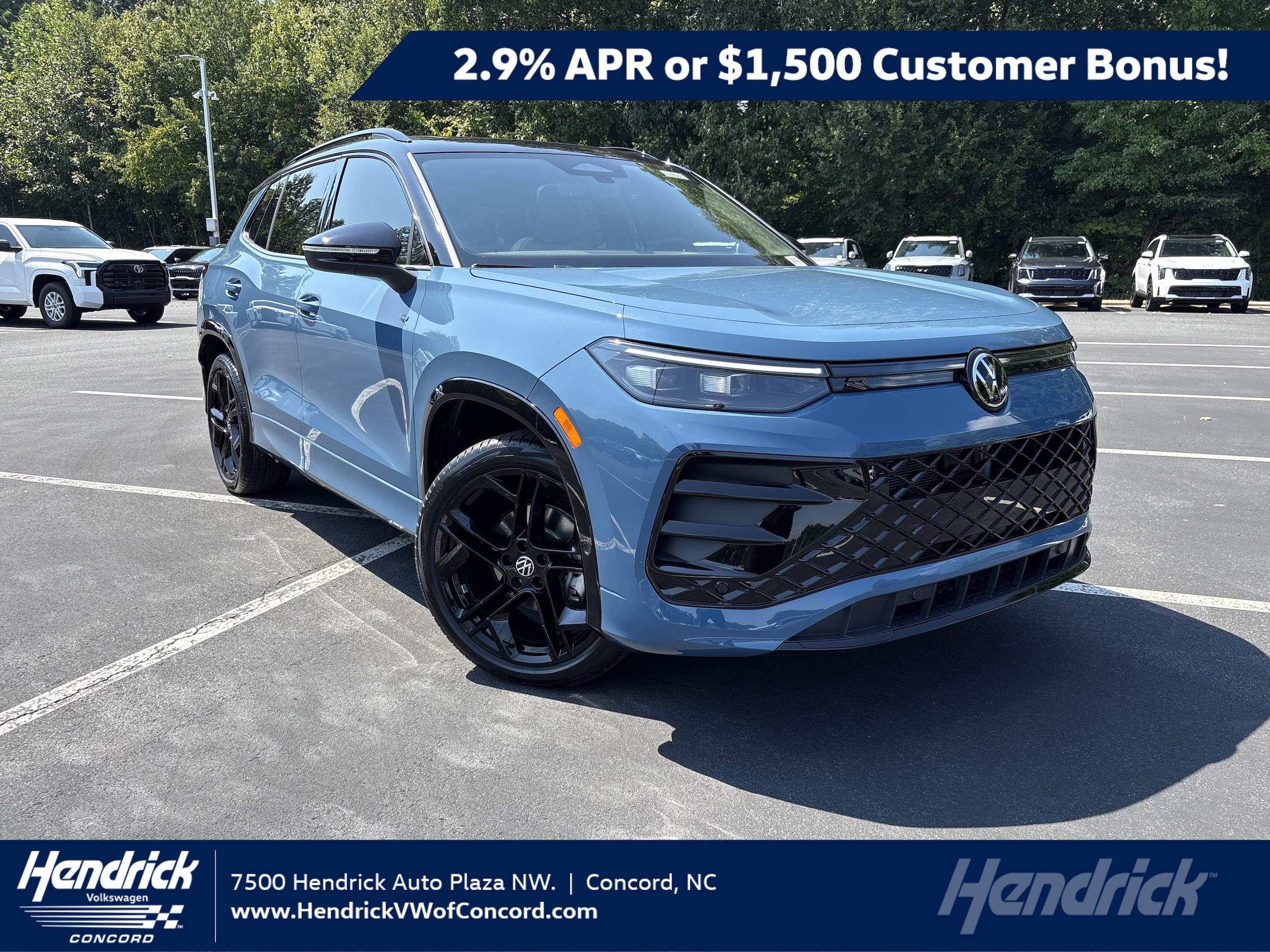 2025 Volkswagen Tiguan SE R-LINE BLACK's photo