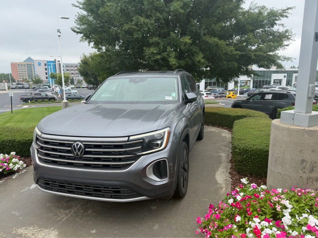 Used 2024 Volkswagen Atlas 2.0T SE w/Technology SUV