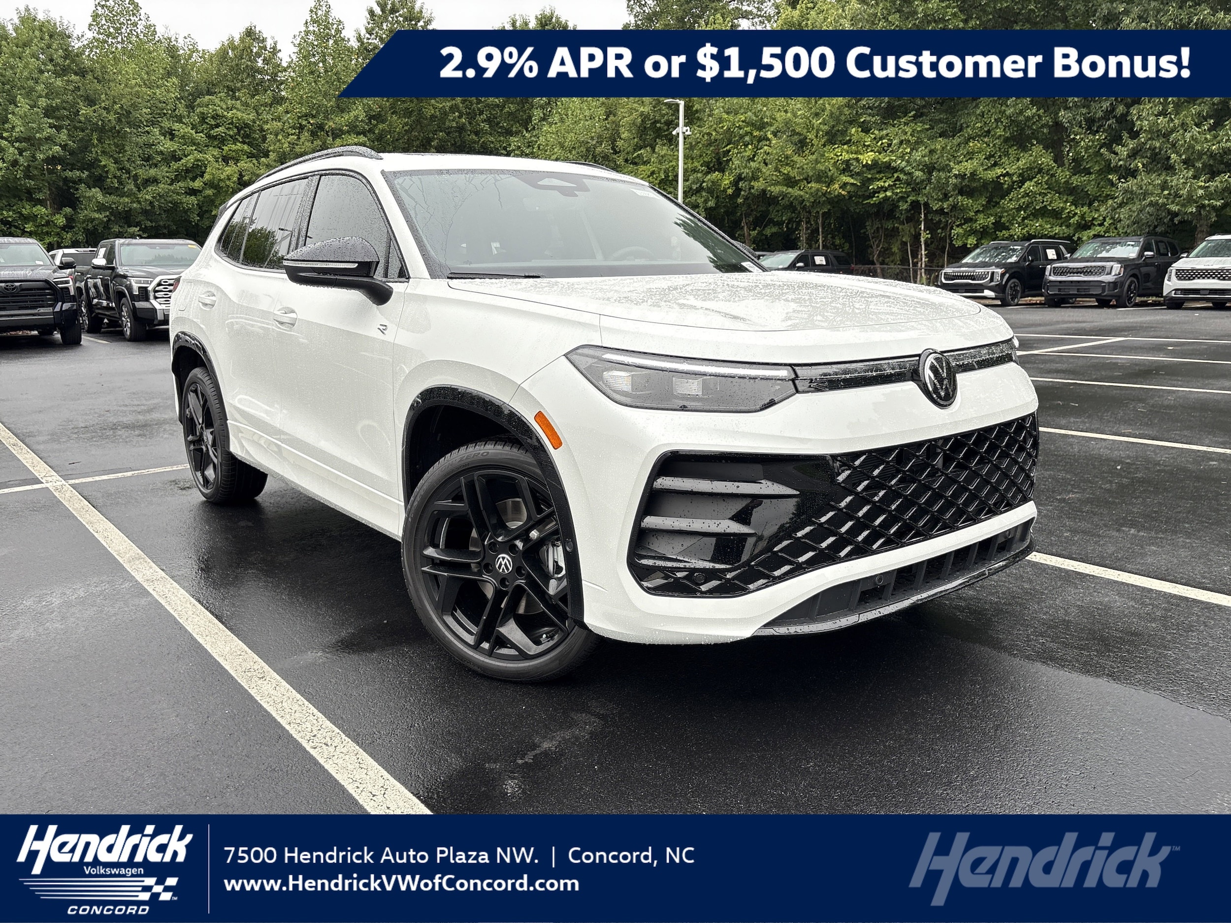 2025 Volkswagen Tiguan SE R-LINE BLACK's photo