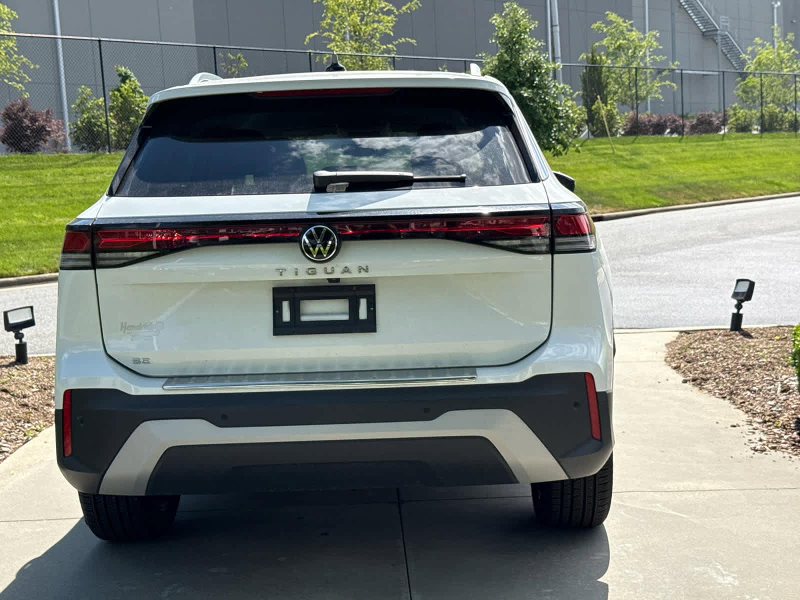 2025 Volkswagen Tiguan 2.0T SE photo 6