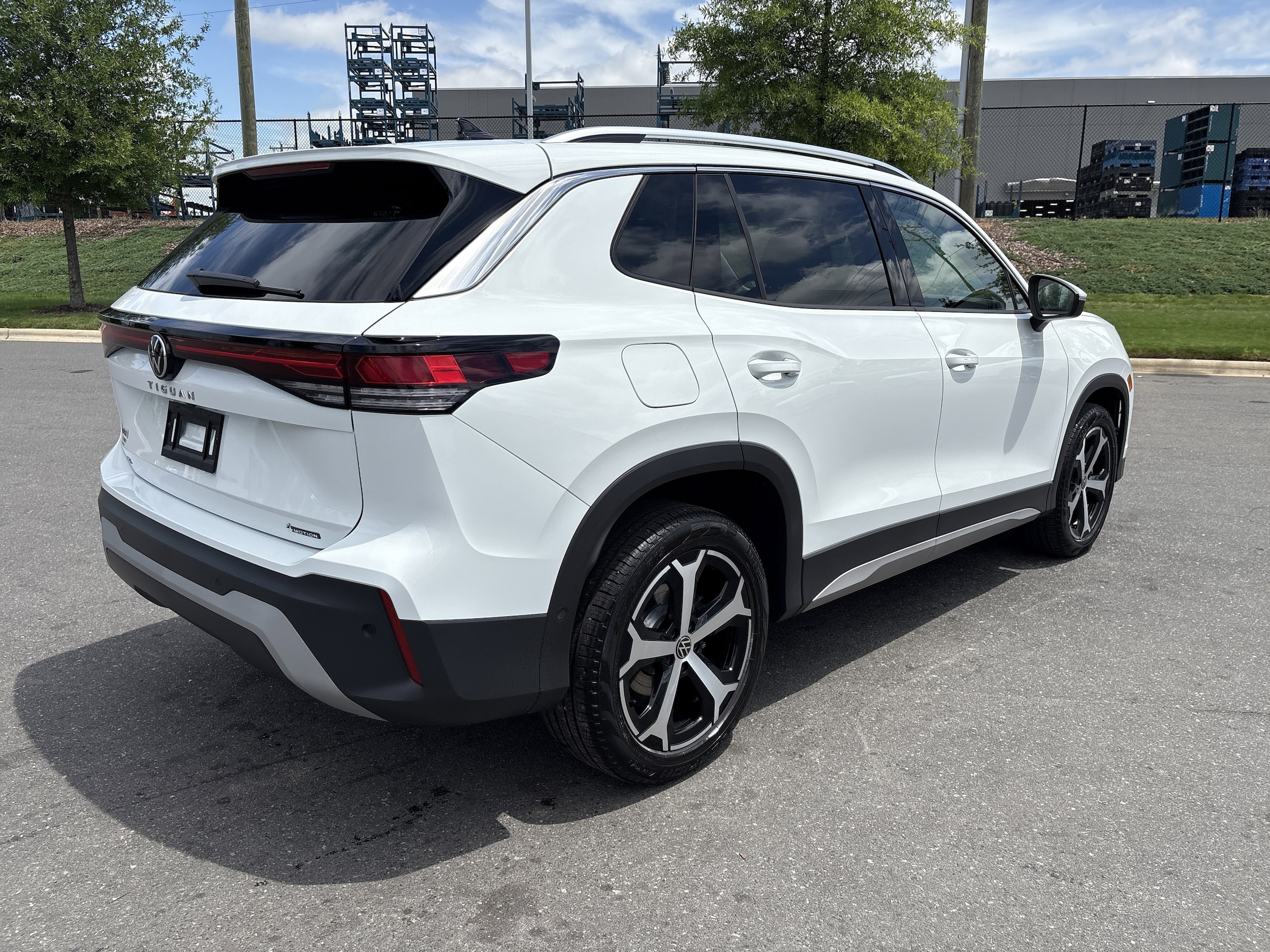 2025 Volkswagen Tiguan 2.0T SE photo 3