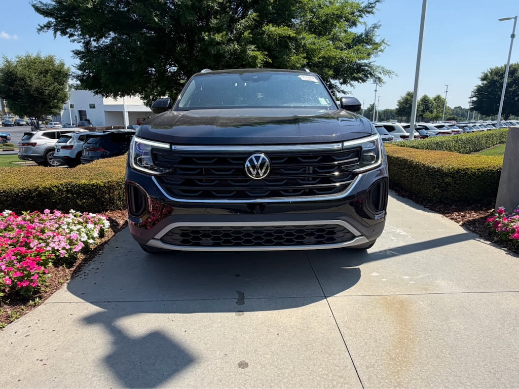 Used 2025 Volkswagen Atlas Cross Sport 2.0T SE w/Technology SUV