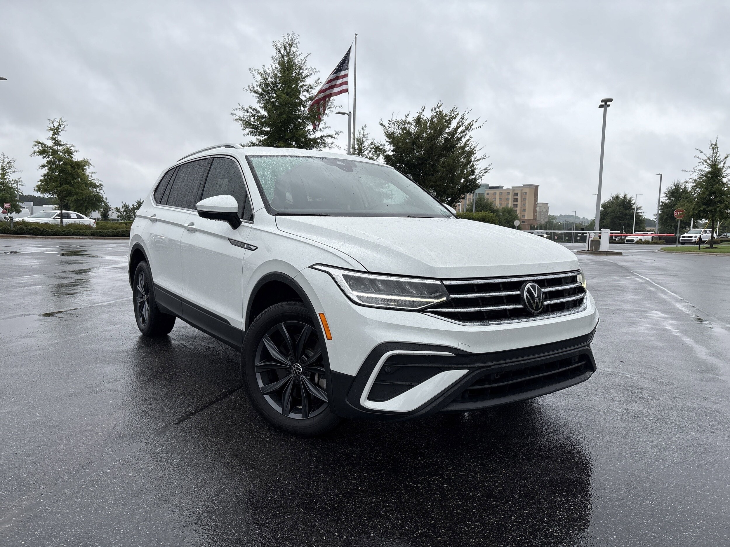 2023 Volkswagen Tiguan SE photo 2