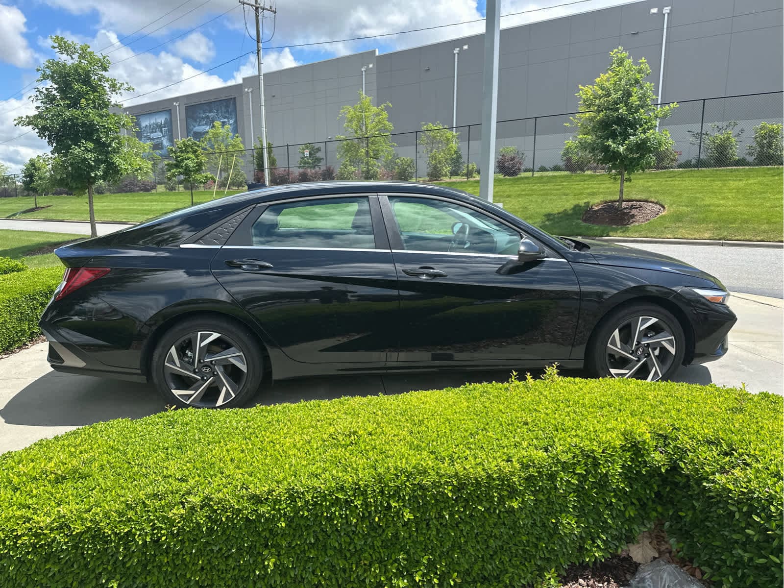 2025 Hyundai Elantra Hybrid Limited photo 3