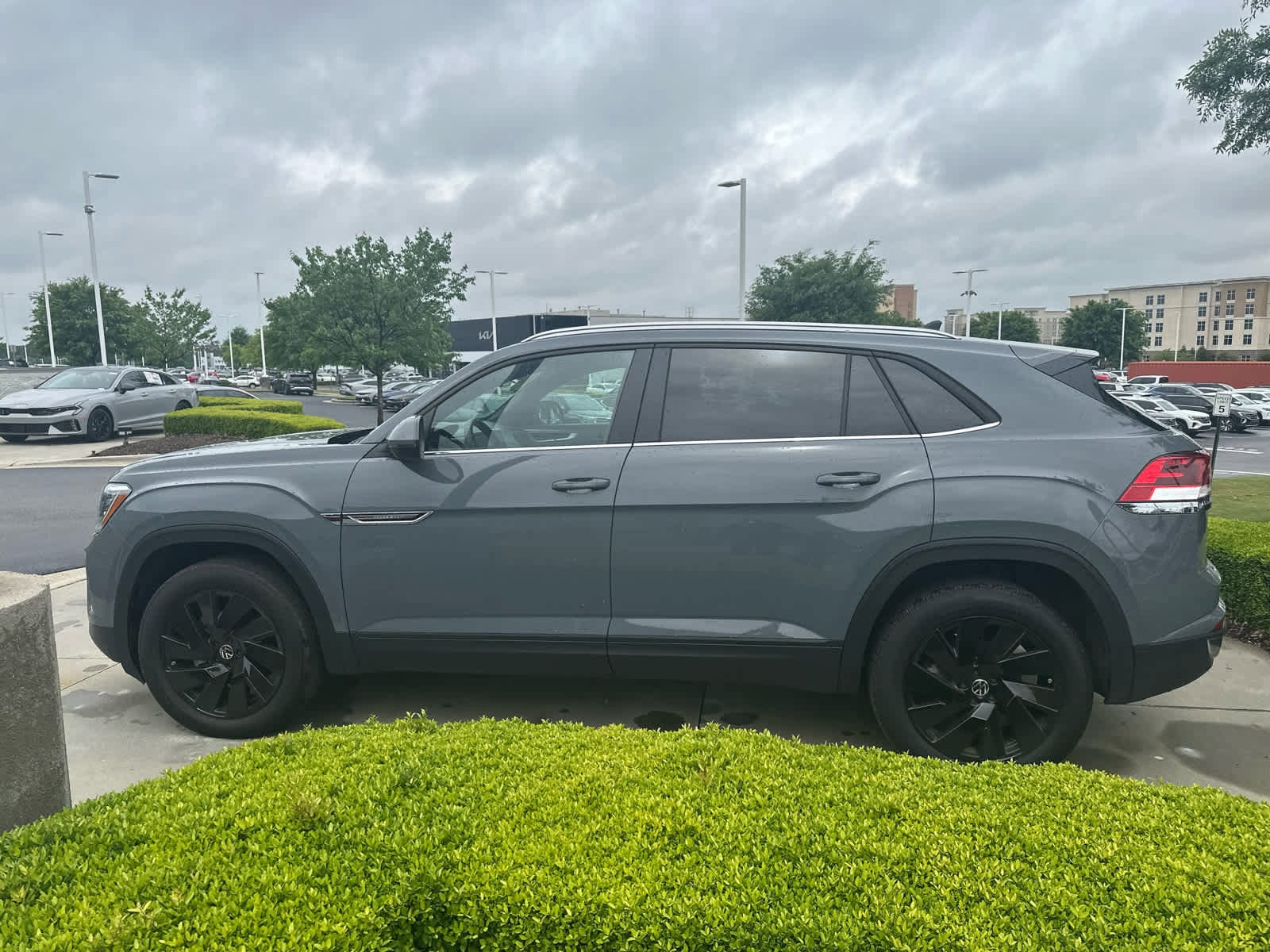 2025 Volkswagen Atlas Cross Sport 2.0T SE w/Technology photo 4