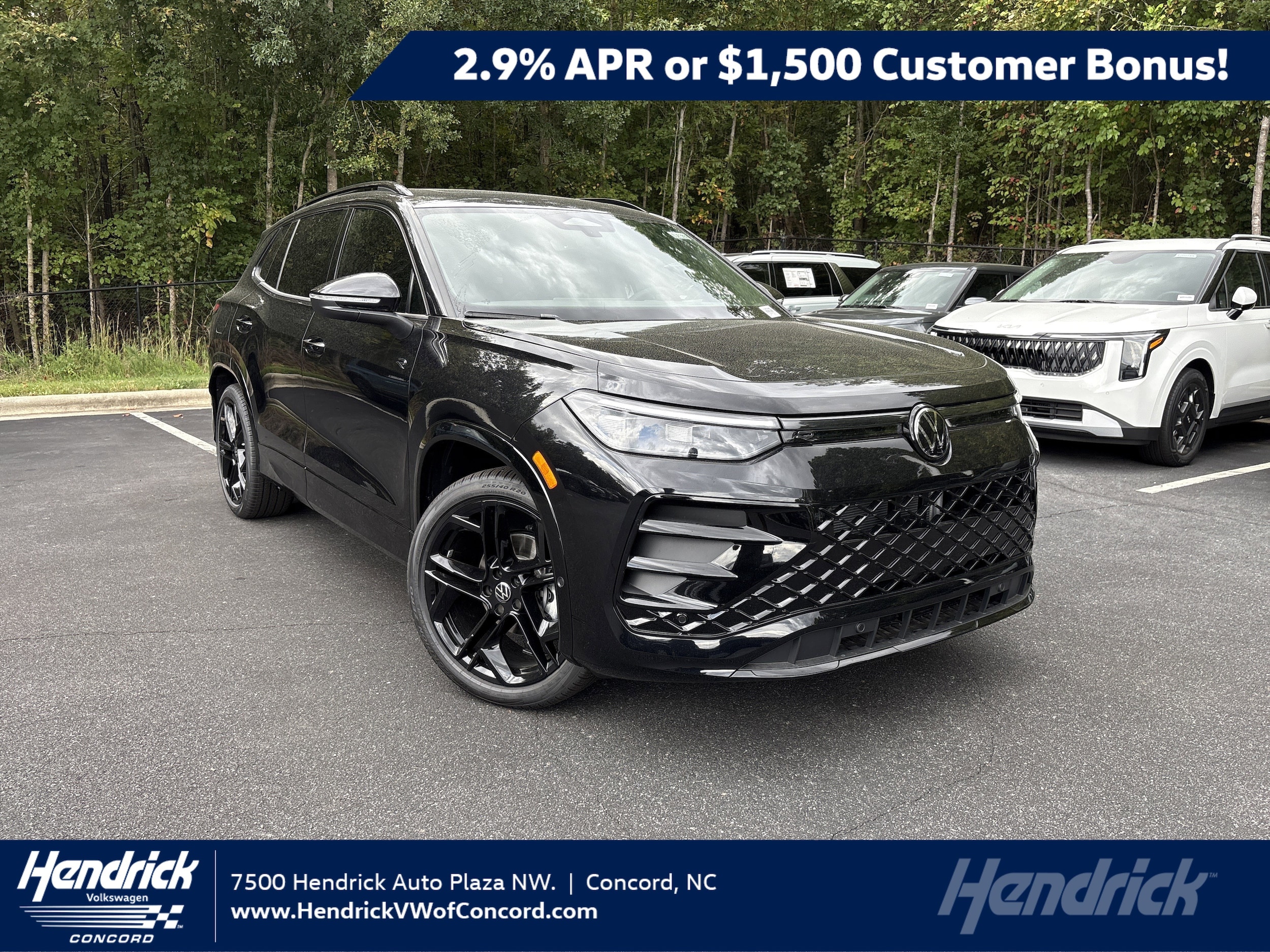 2025 Volkswagen Tiguan SE R-LINE BLACK's photo