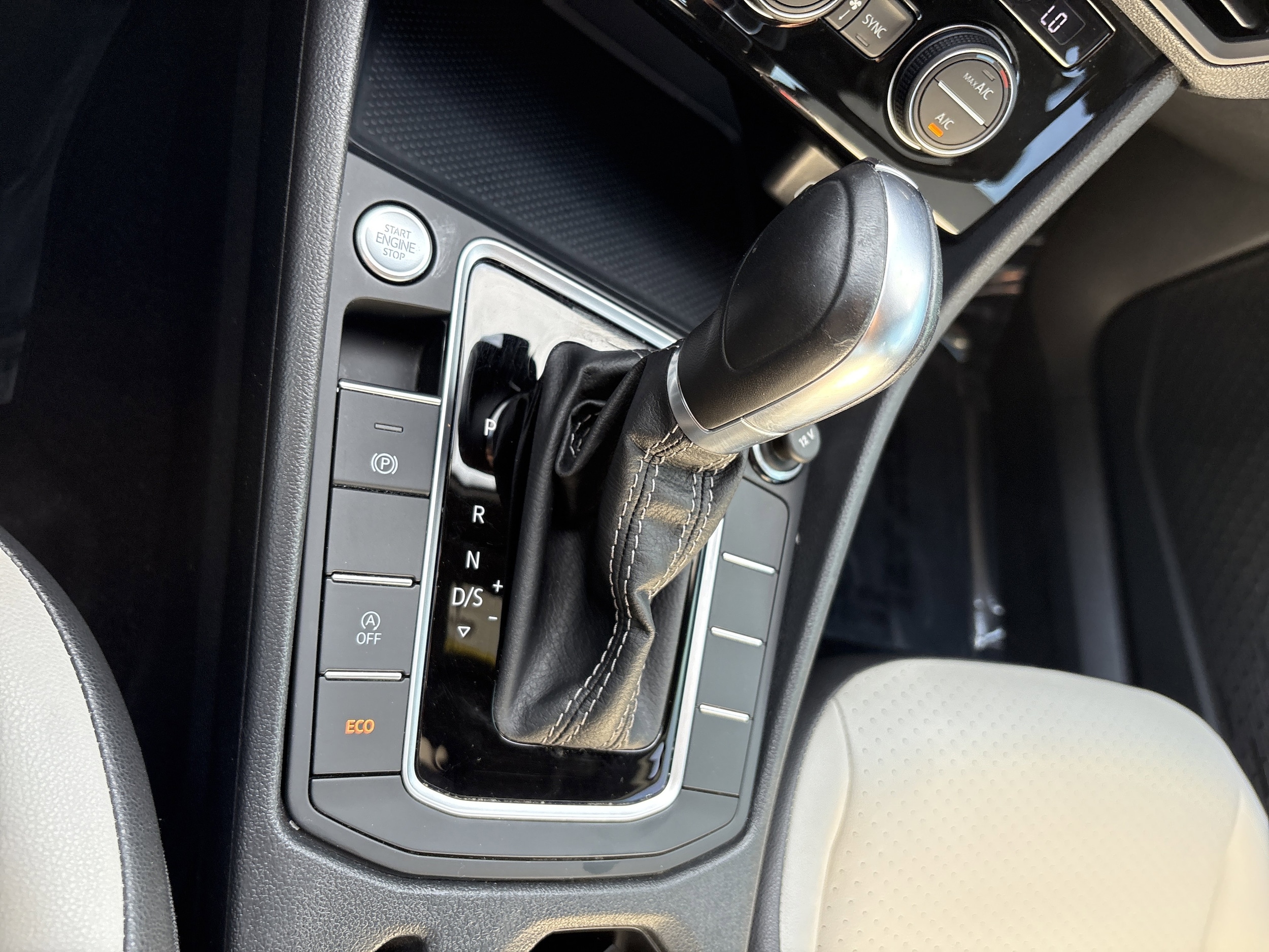 2019 Volkswagen Jetta 1.4T R-Line w/ULEV photo 2