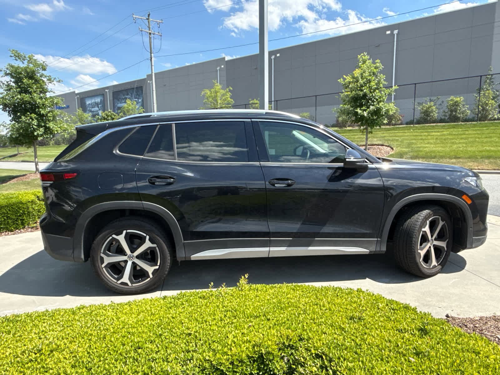 2025 Volkswagen Tiguan 2.0T SE photo 3