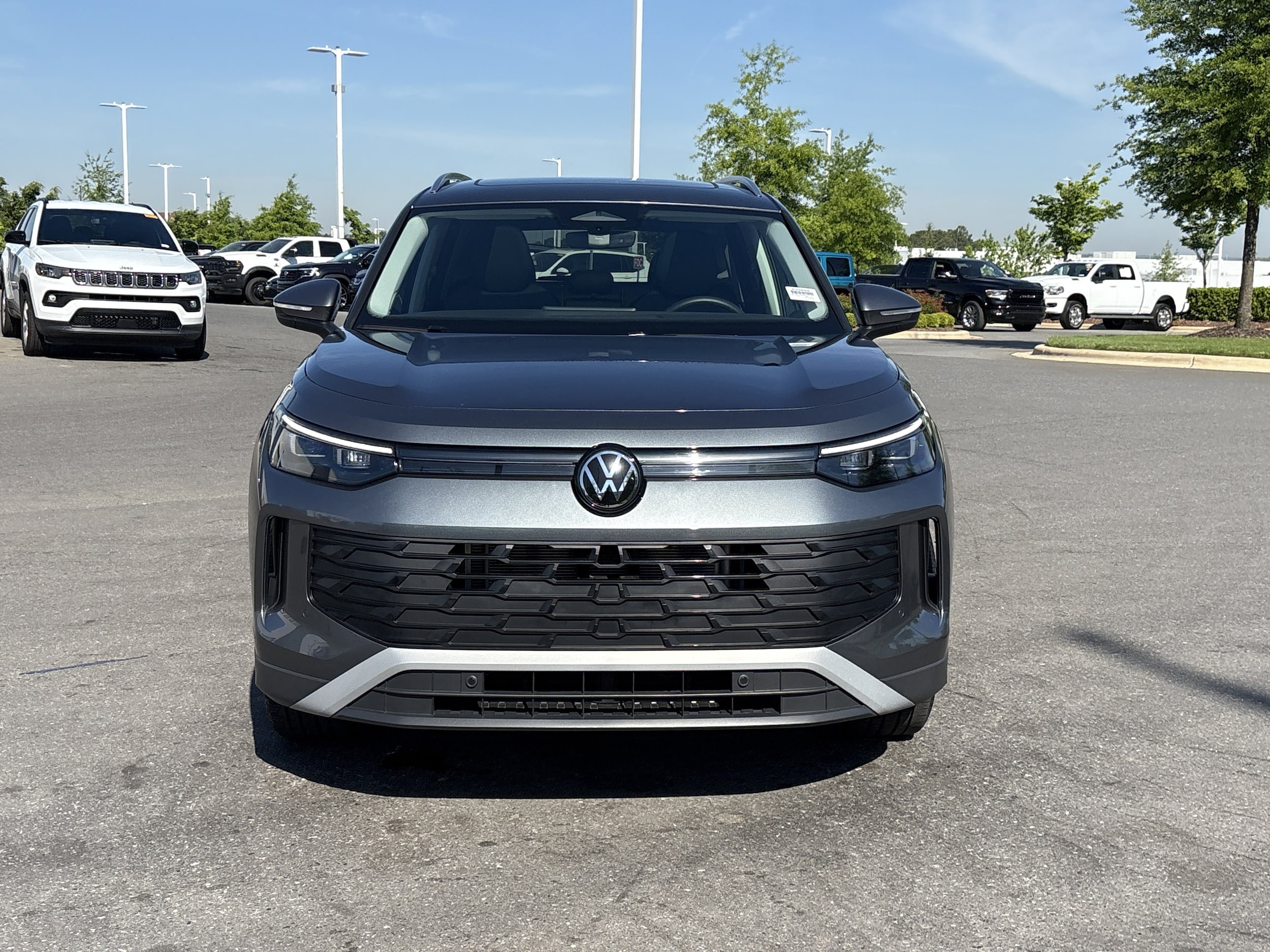 2025 Volkswagen Tiguan 2.0T SE photo 2