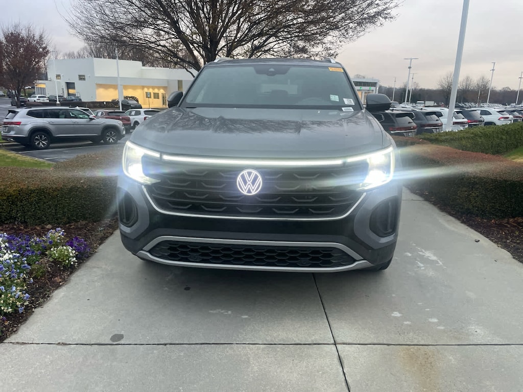 Used 2024 Volkswagen Atlas 2.0T SE w/Technology SUV