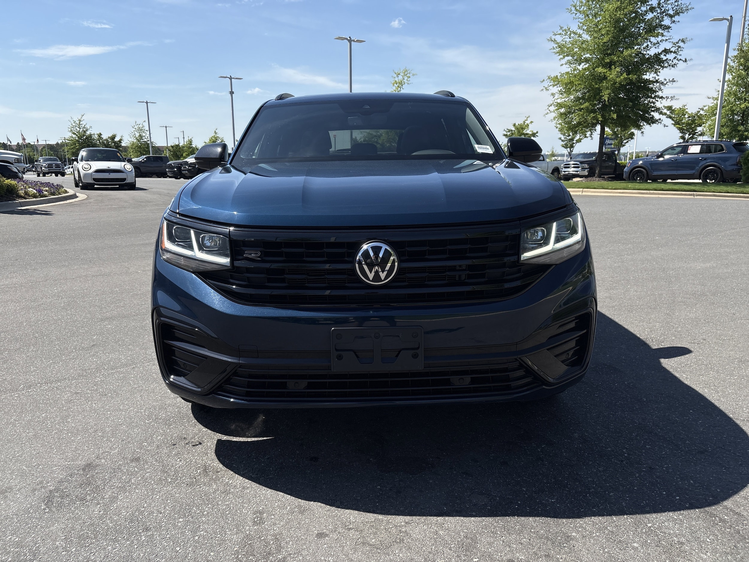 2023 Volkswagen Atlas Cross Sport 2.0T SEL R-Line Black photo 2