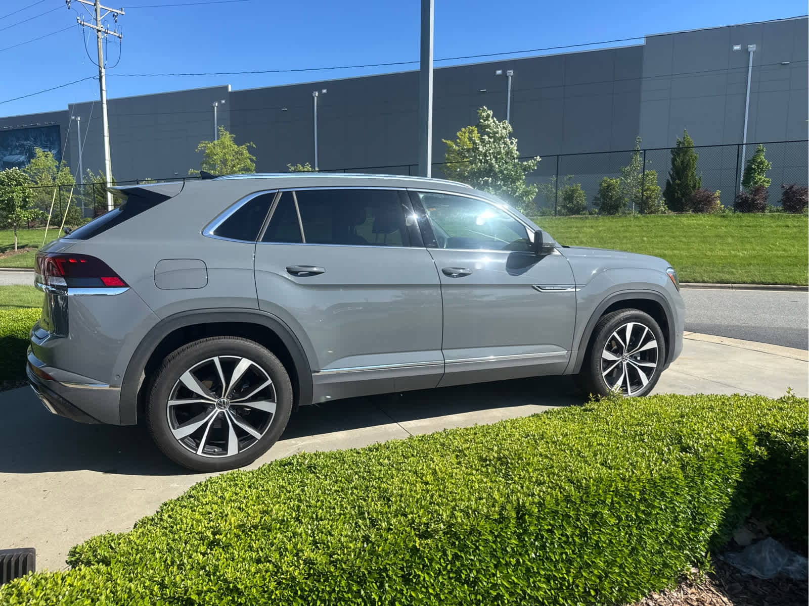 2024 Volkswagen Atlas Cross Sport 2.0T SEL Premium R-Line photo 3