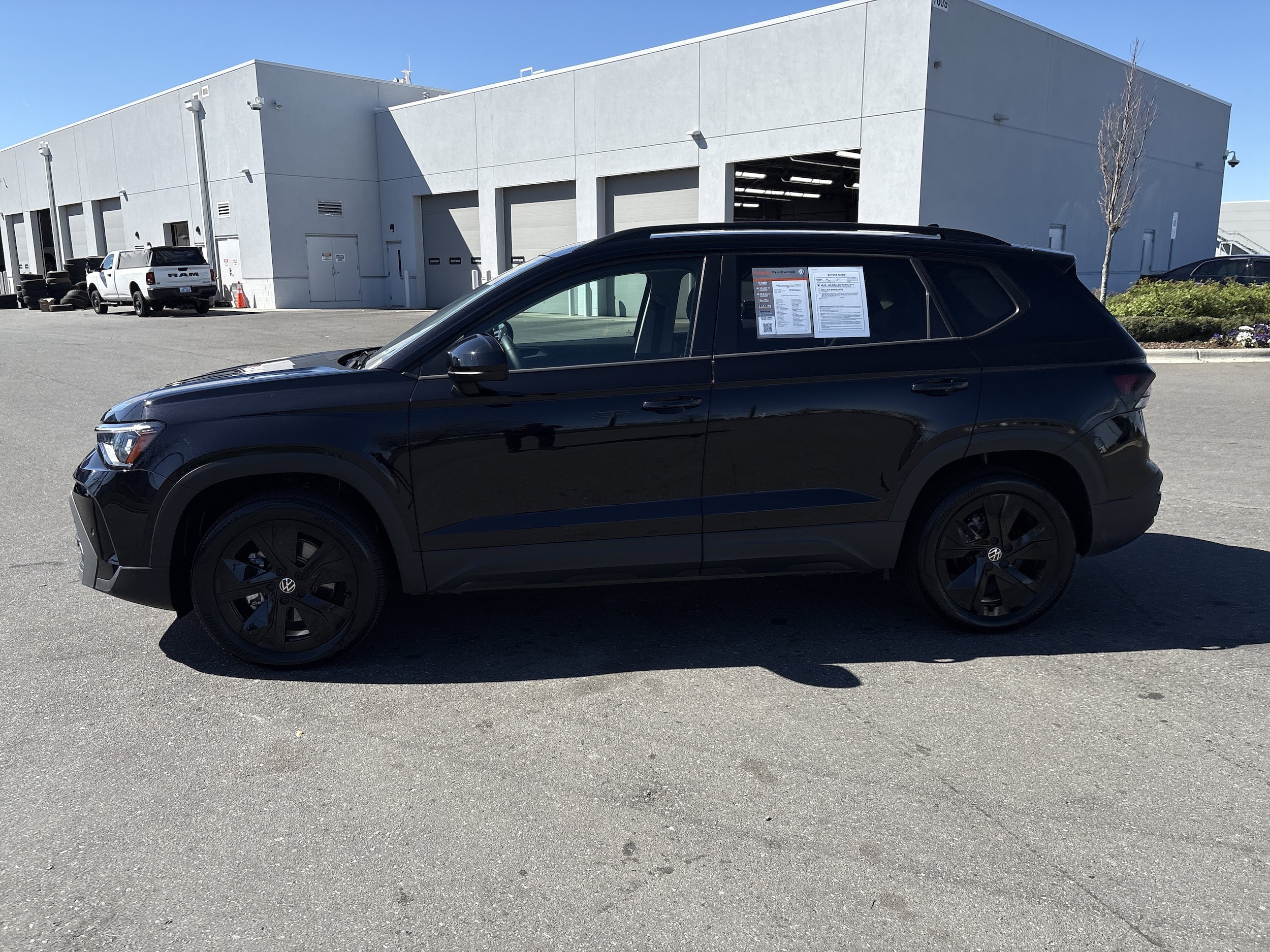 2025 Volkswagen Taos 1.5T SE Black photo 5