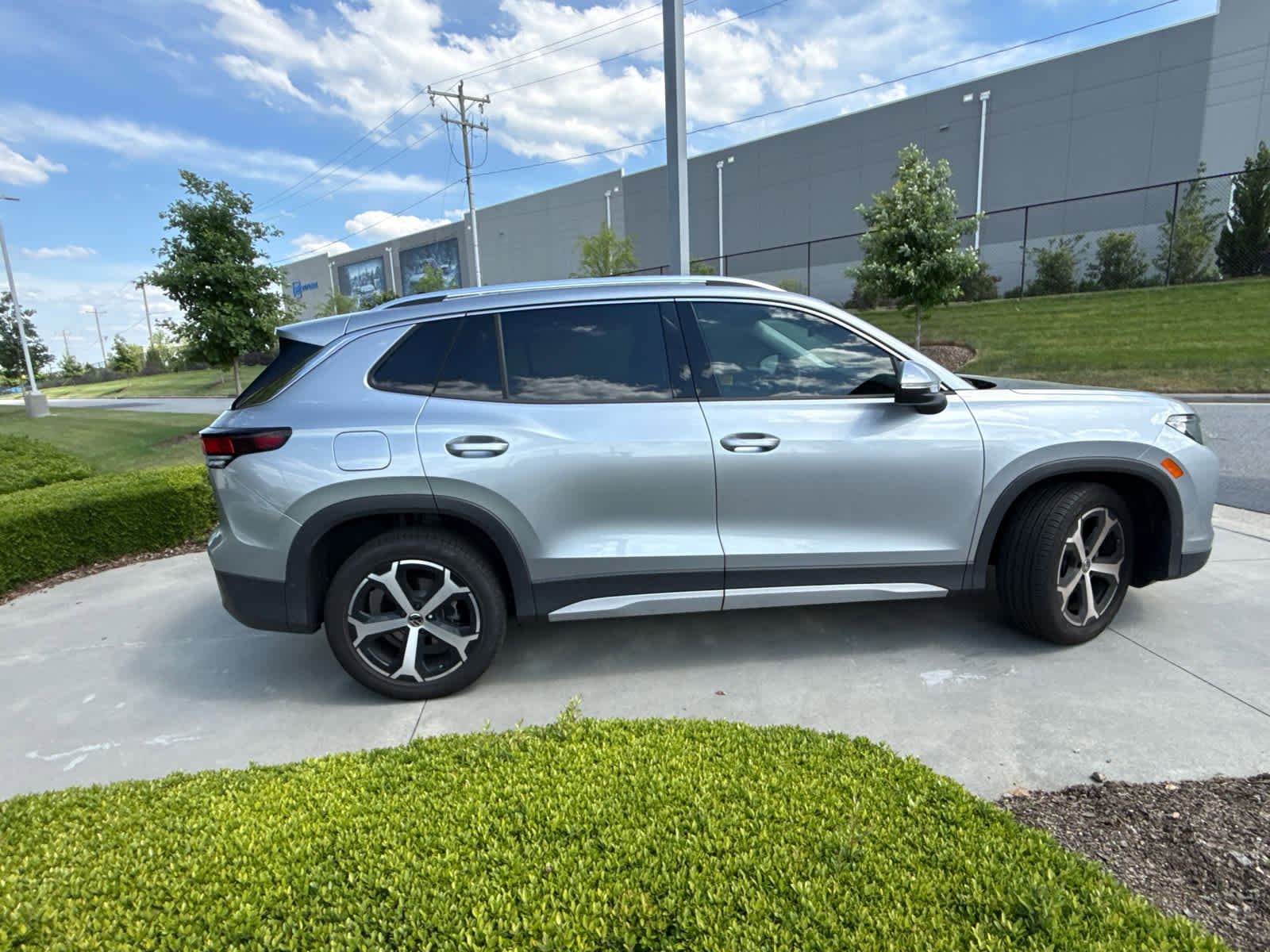 2025 Volkswagen Tiguan 2.0T SE photo 3