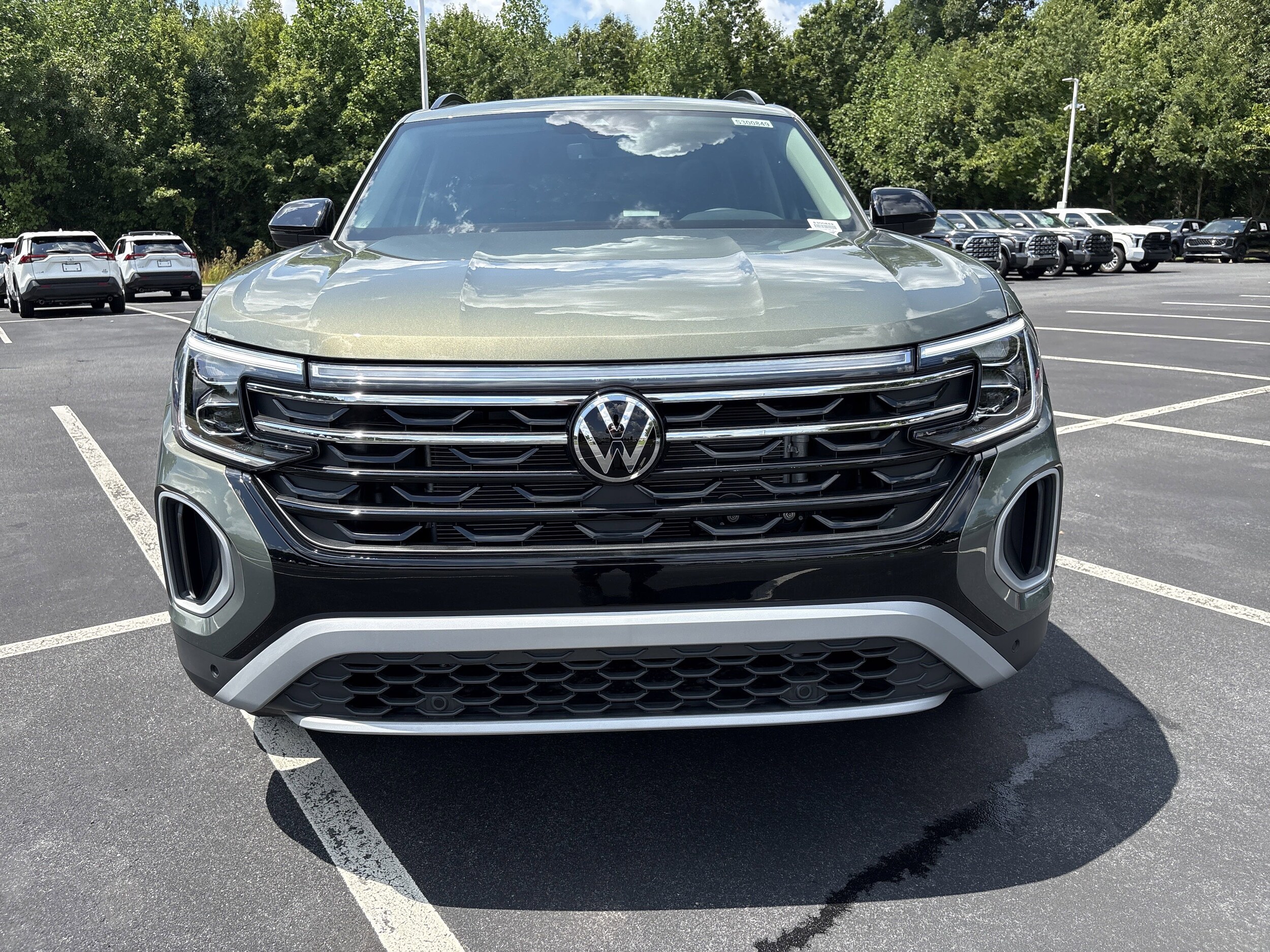 2025 Volkswagen Atlas Peak Edition SE photo 2