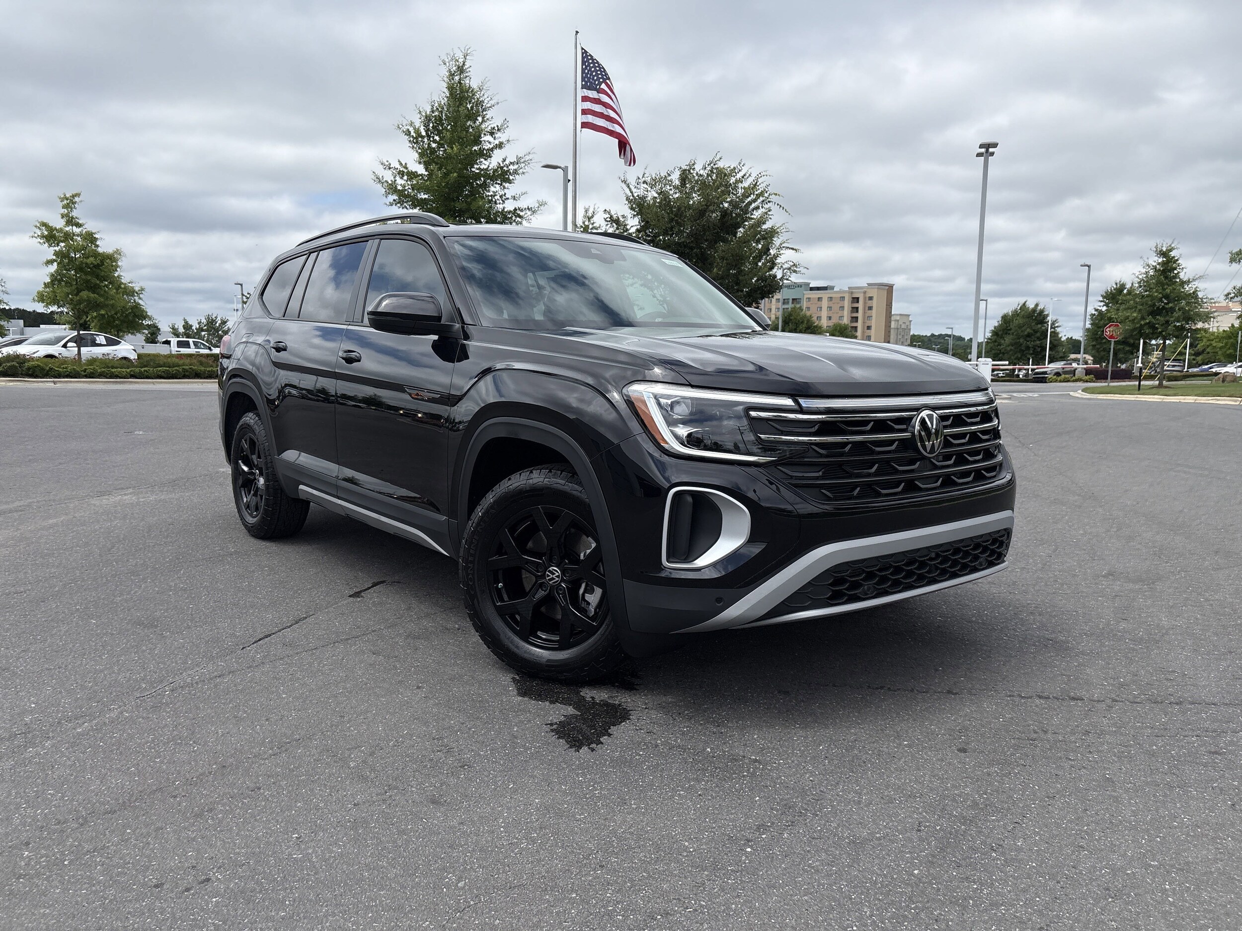 2025 Volkswagen Atlas Peak Edition SE photo 2