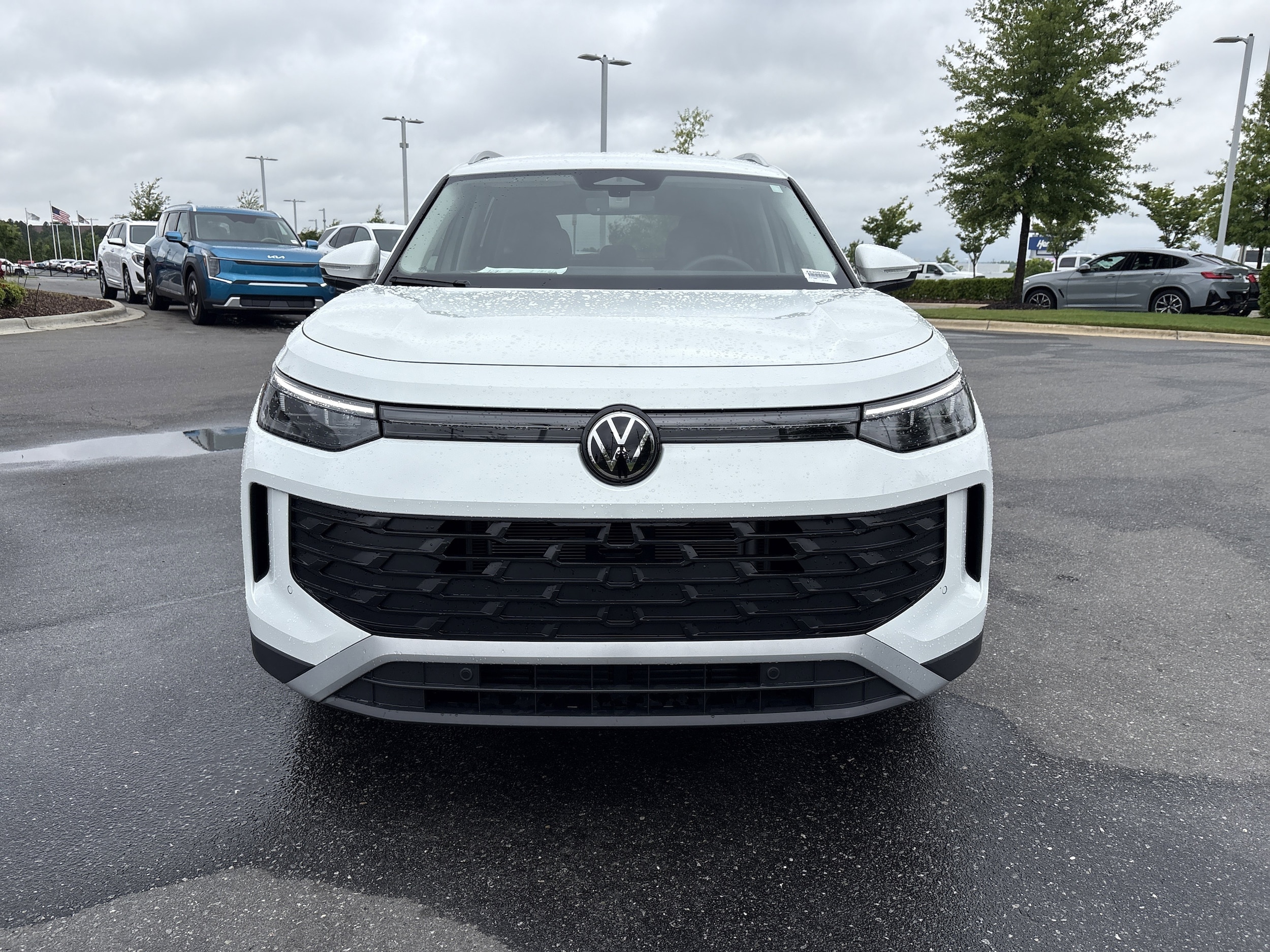 2025 Volkswagen Tiguan 2.0T SE photo 2