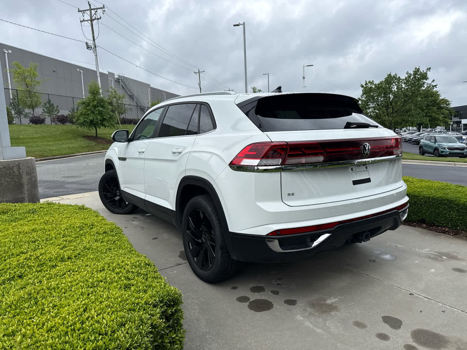 2024 Volkswagen Atlas Cross Sport 2.0T SE w/Technology photo 6