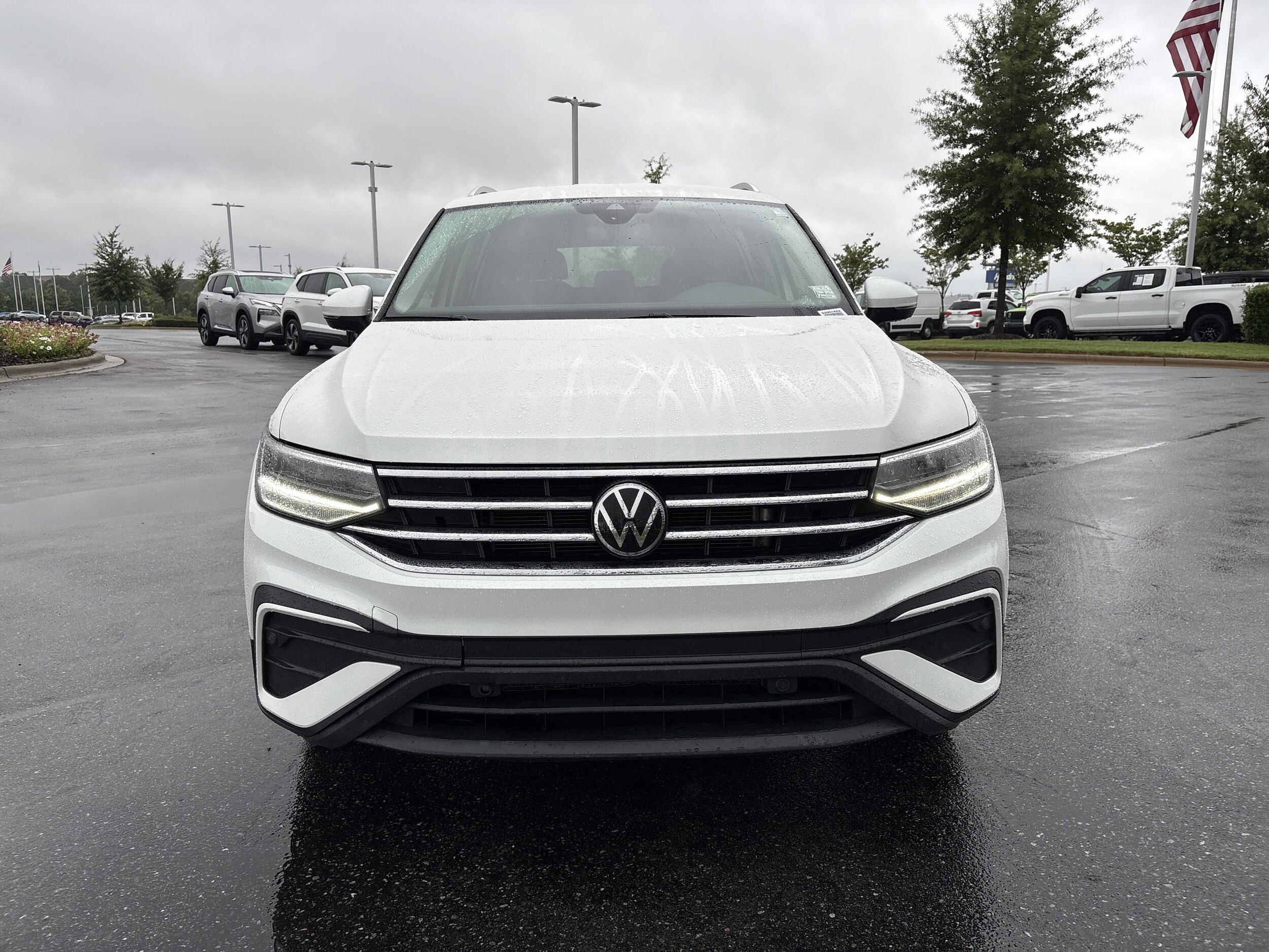 2023 Volkswagen Tiguan SE photo 3
