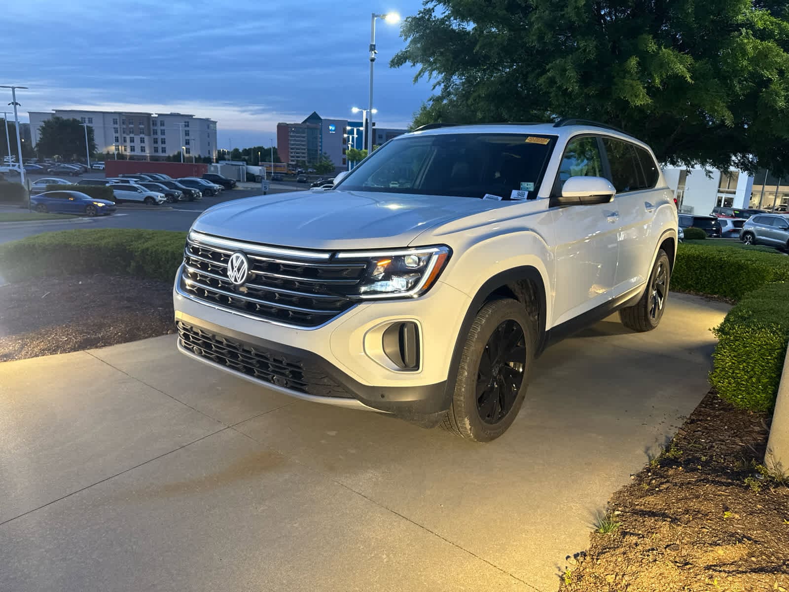 2025 Volkswagen Atlas 2.0T SE w/Technology photo 4