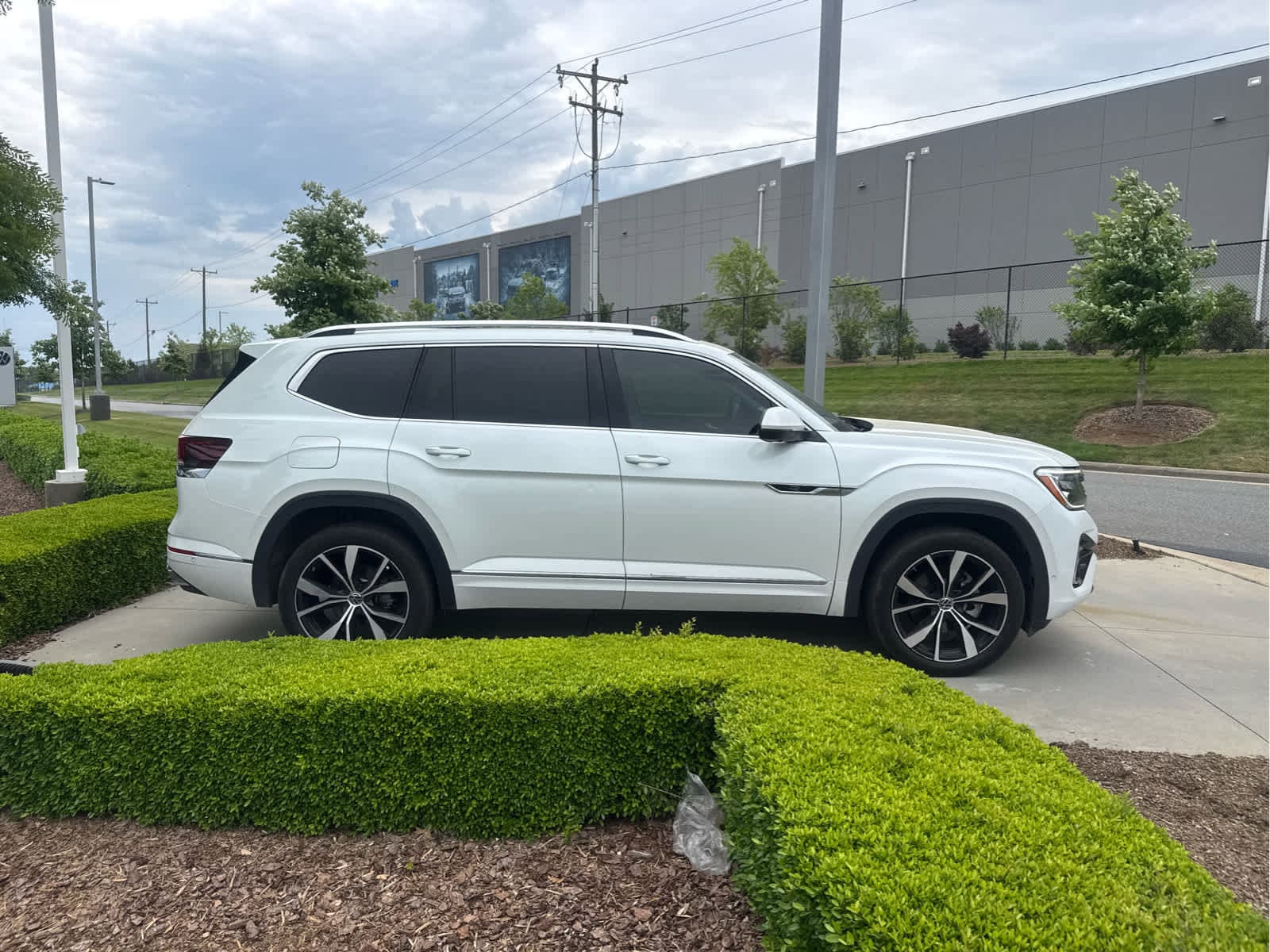 2024 Volkswagen Atlas 2.0T SEL Premium R-Line photo 2